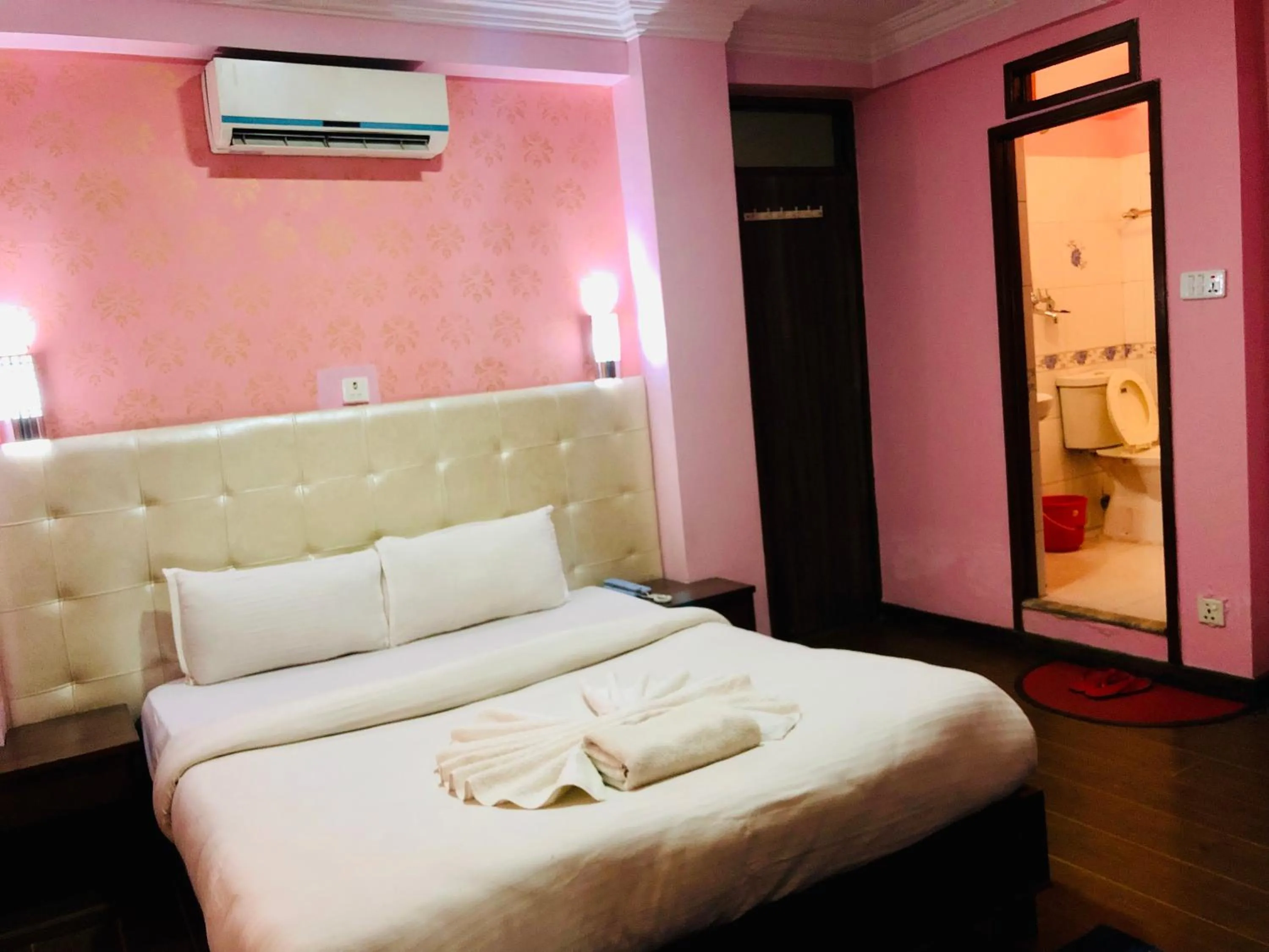 Bedroom, Bed in Backyard Hotel