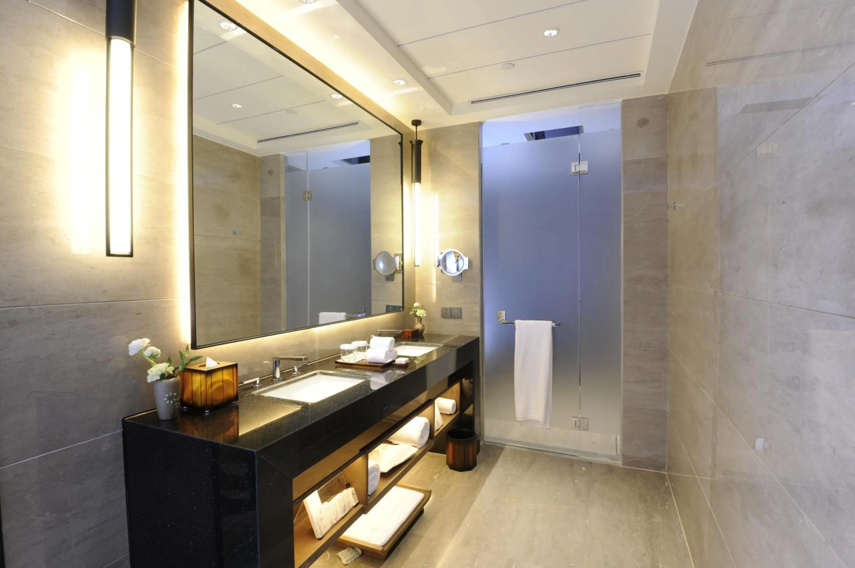 Bathroom in Jinshuo Holiday Hotel