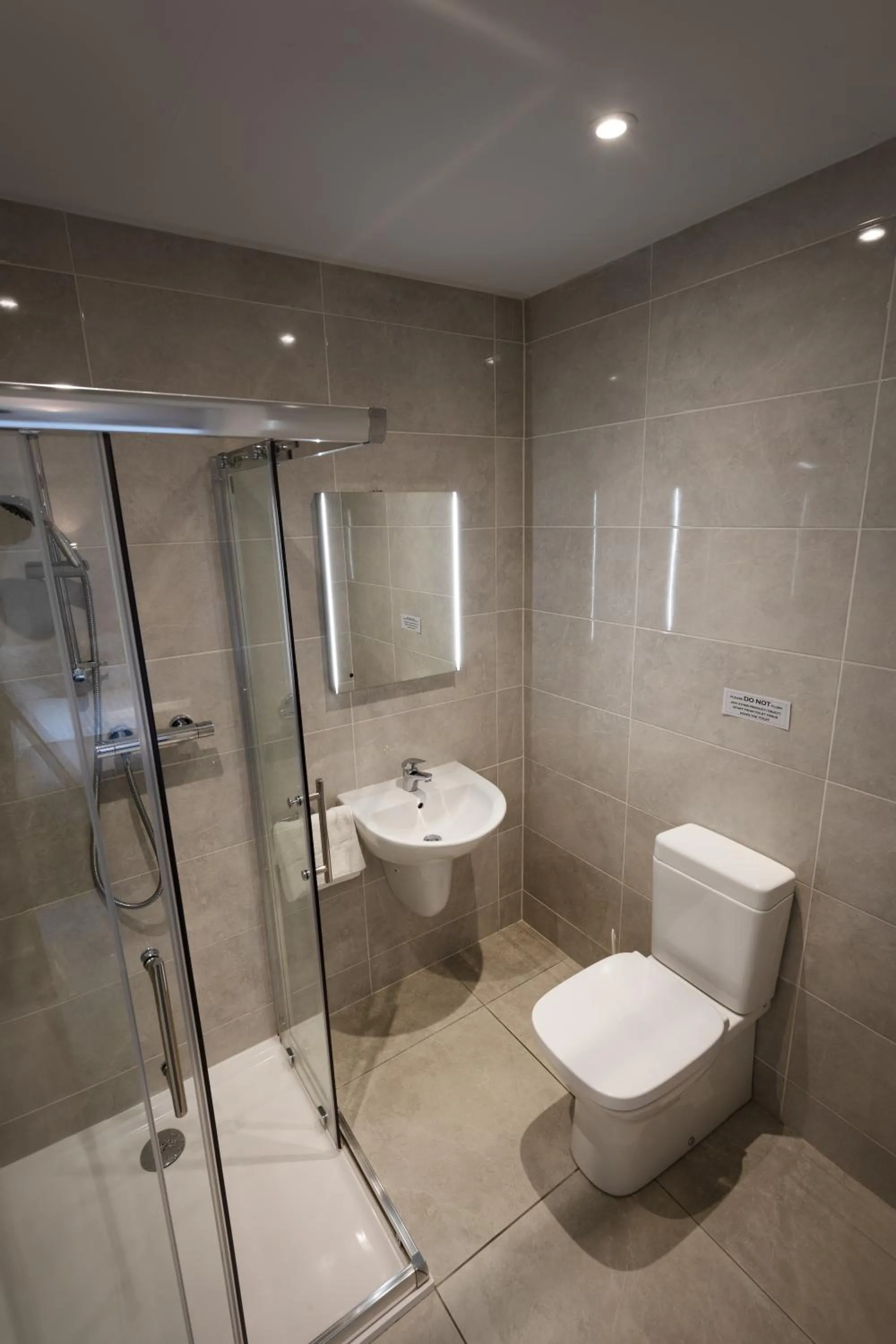 Shower in Killarney View House B&B