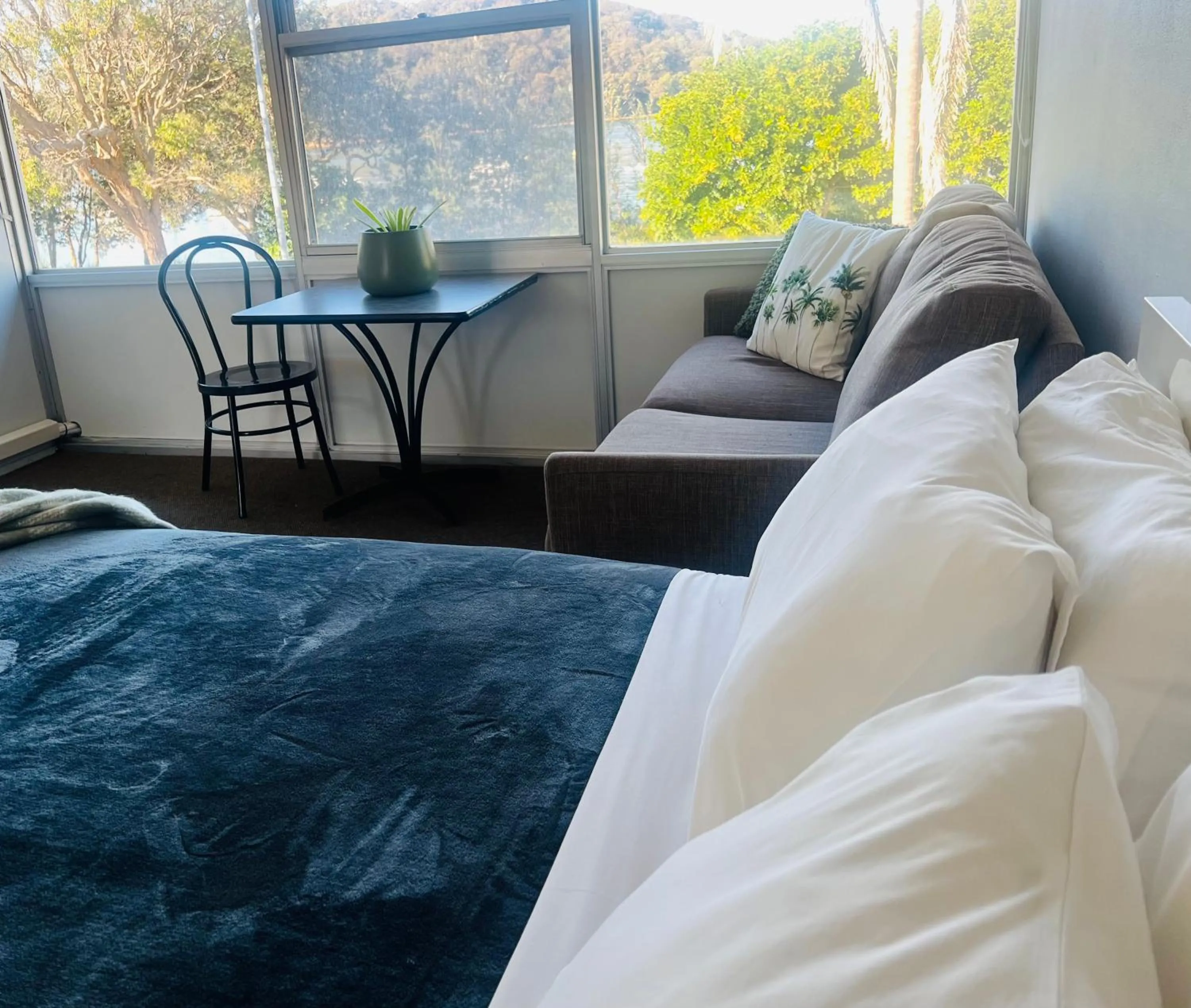 Bed in Ettalong Beach motel