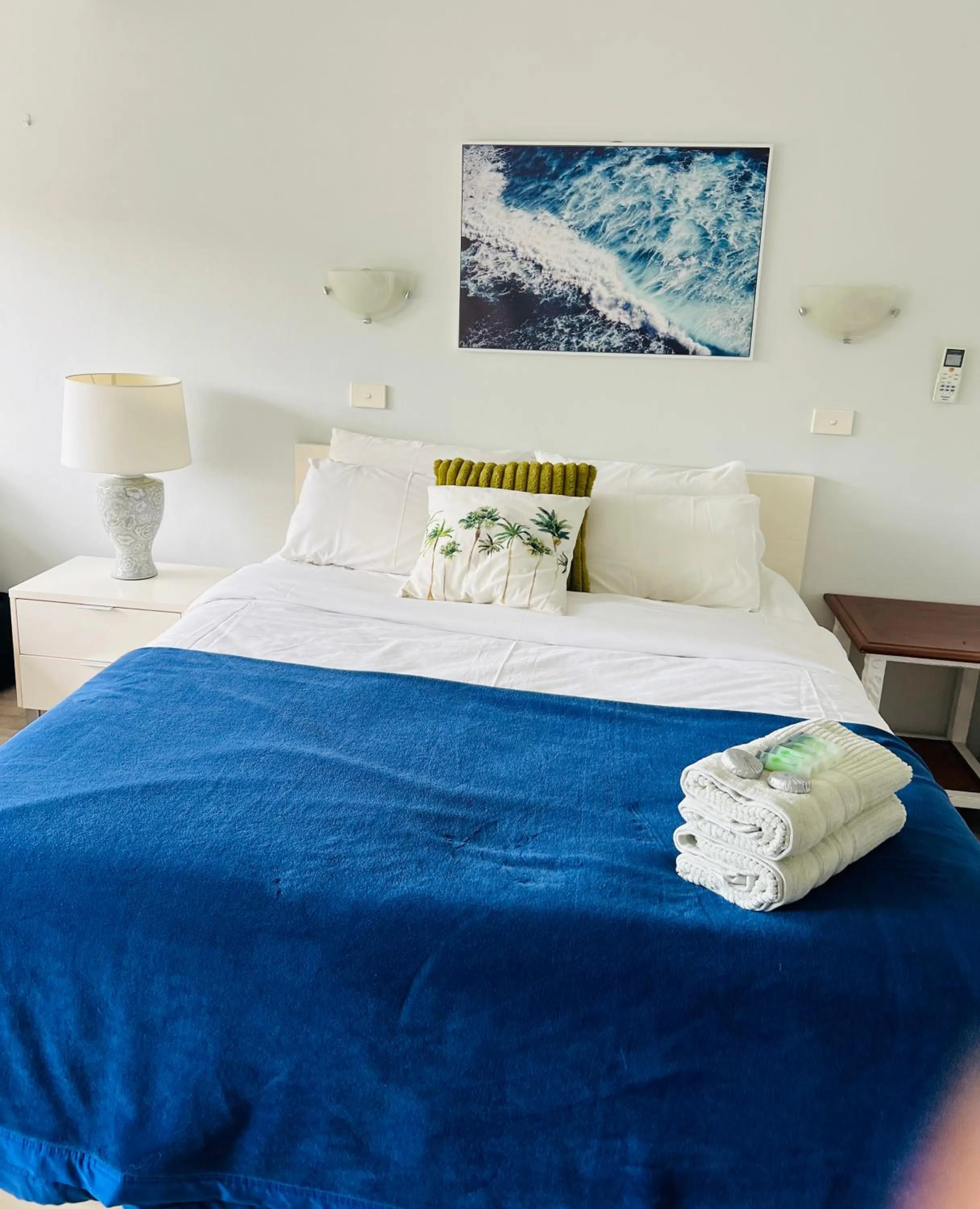 Bed in Ettalong Beach motel