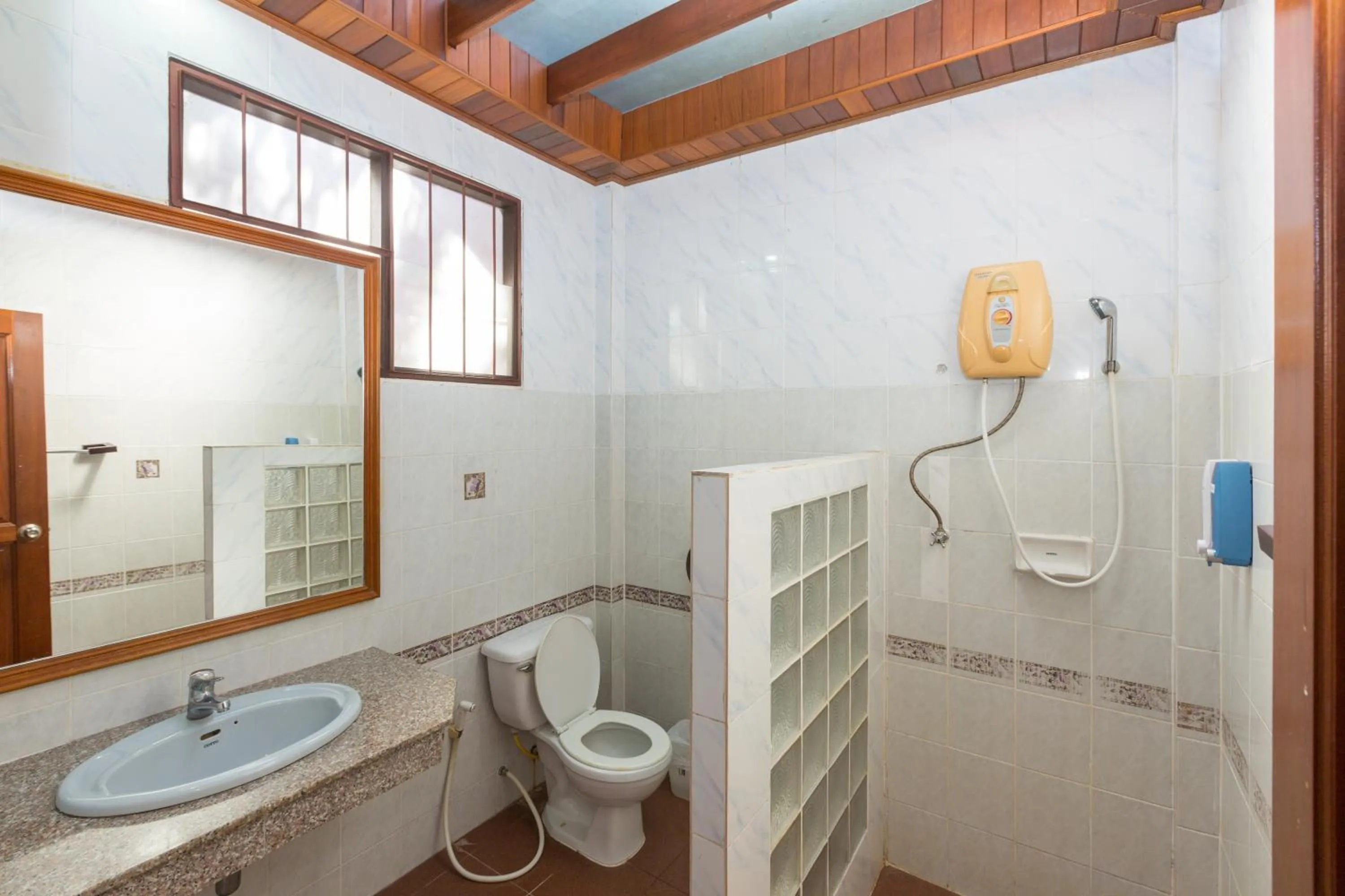 Bathroom in Long Beach Lodge, Chaweng Beach, Koh Samui
