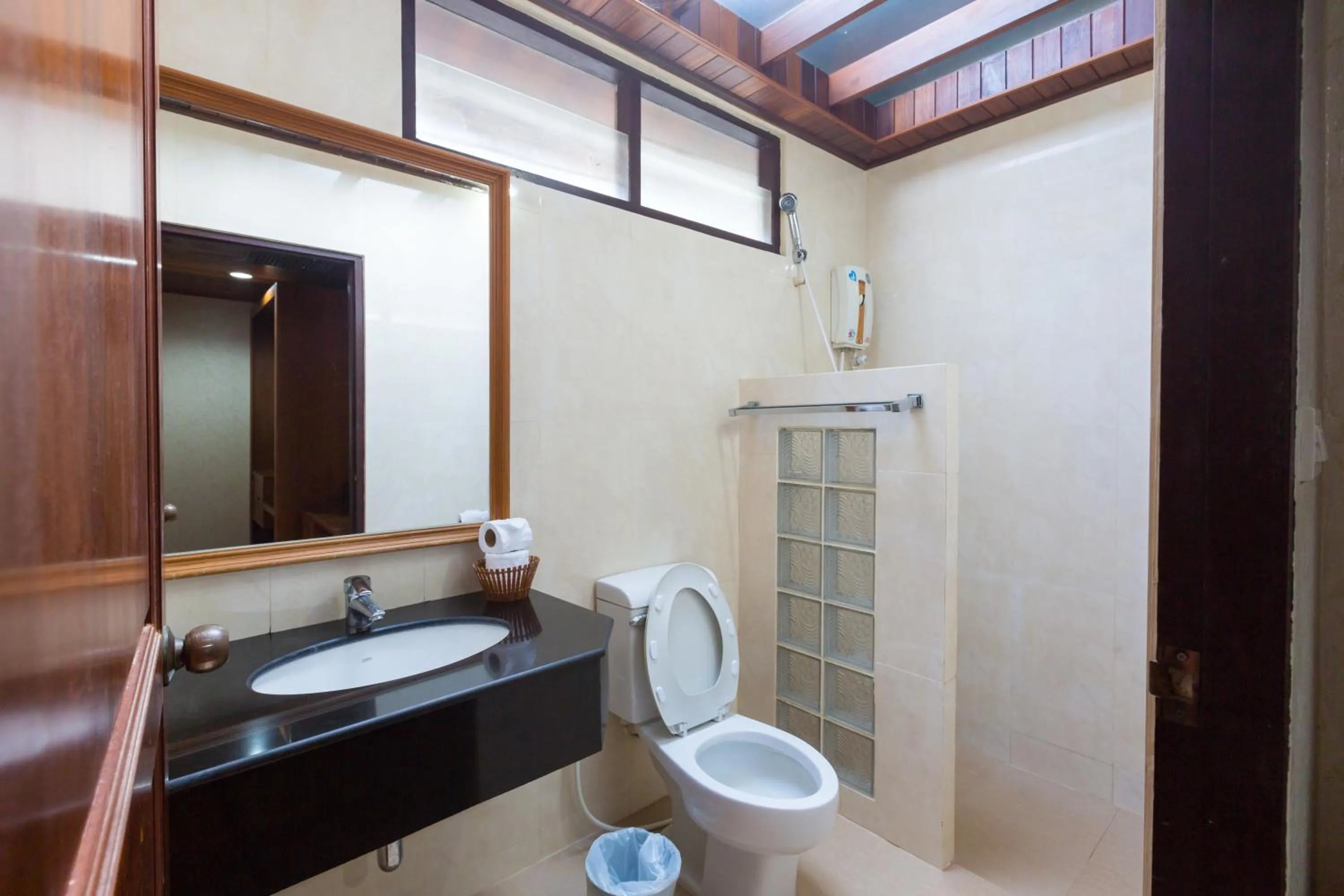 Bathroom in Long Beach Lodge, Chaweng Beach, Koh Samui