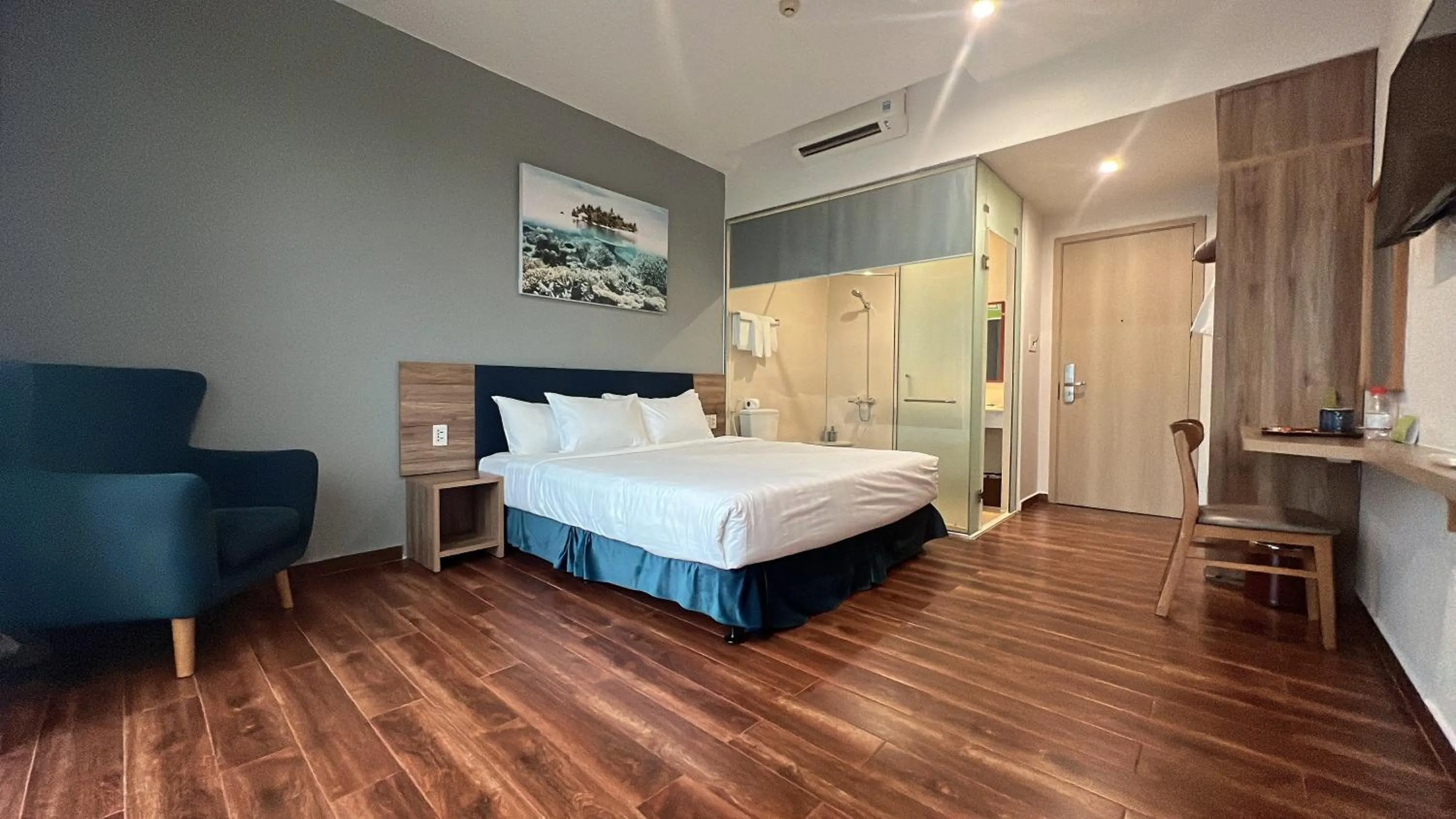 Photo of the whole room, Bed in Tom Hill Boutique Resort & Spa - Sea View