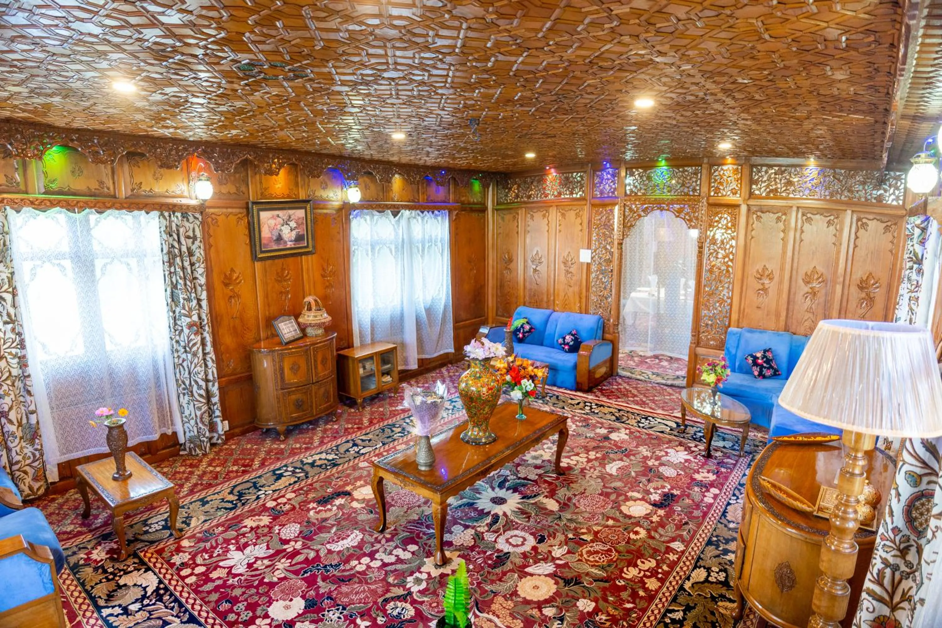 Living room in Wangnoo Heritage Houseboats