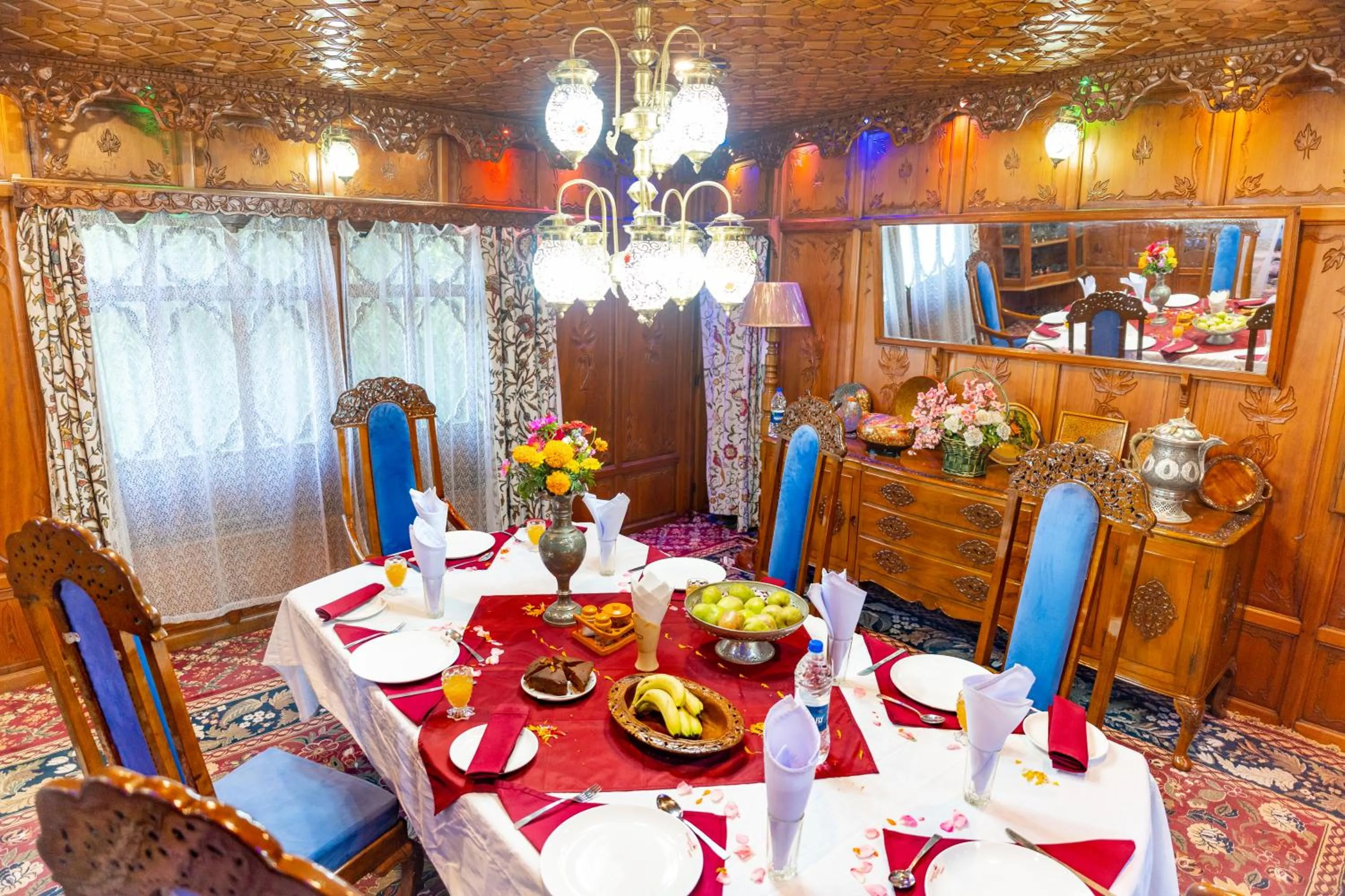 Food and drinks in Wangnoo Heritage Houseboats