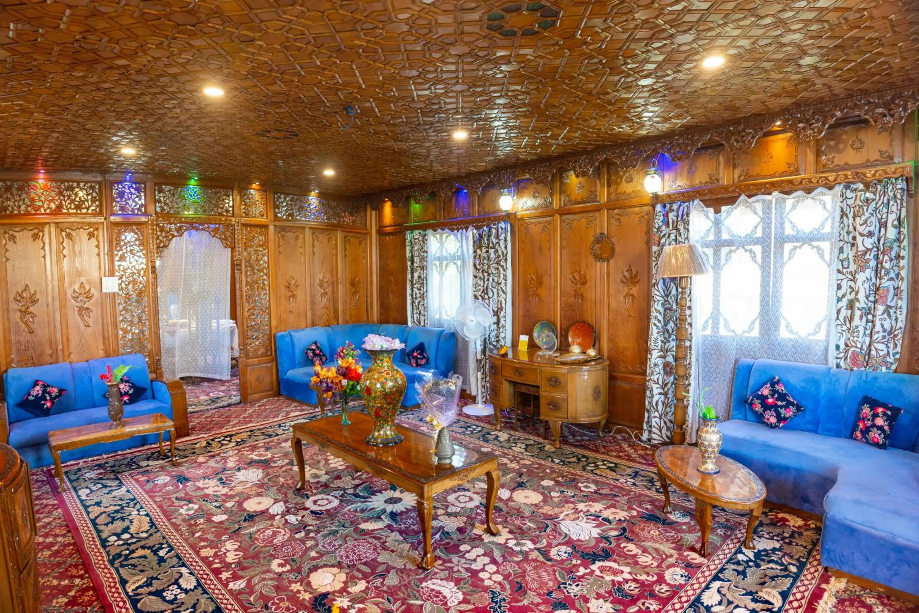 Living room in Wangnoo Heritage Houseboats