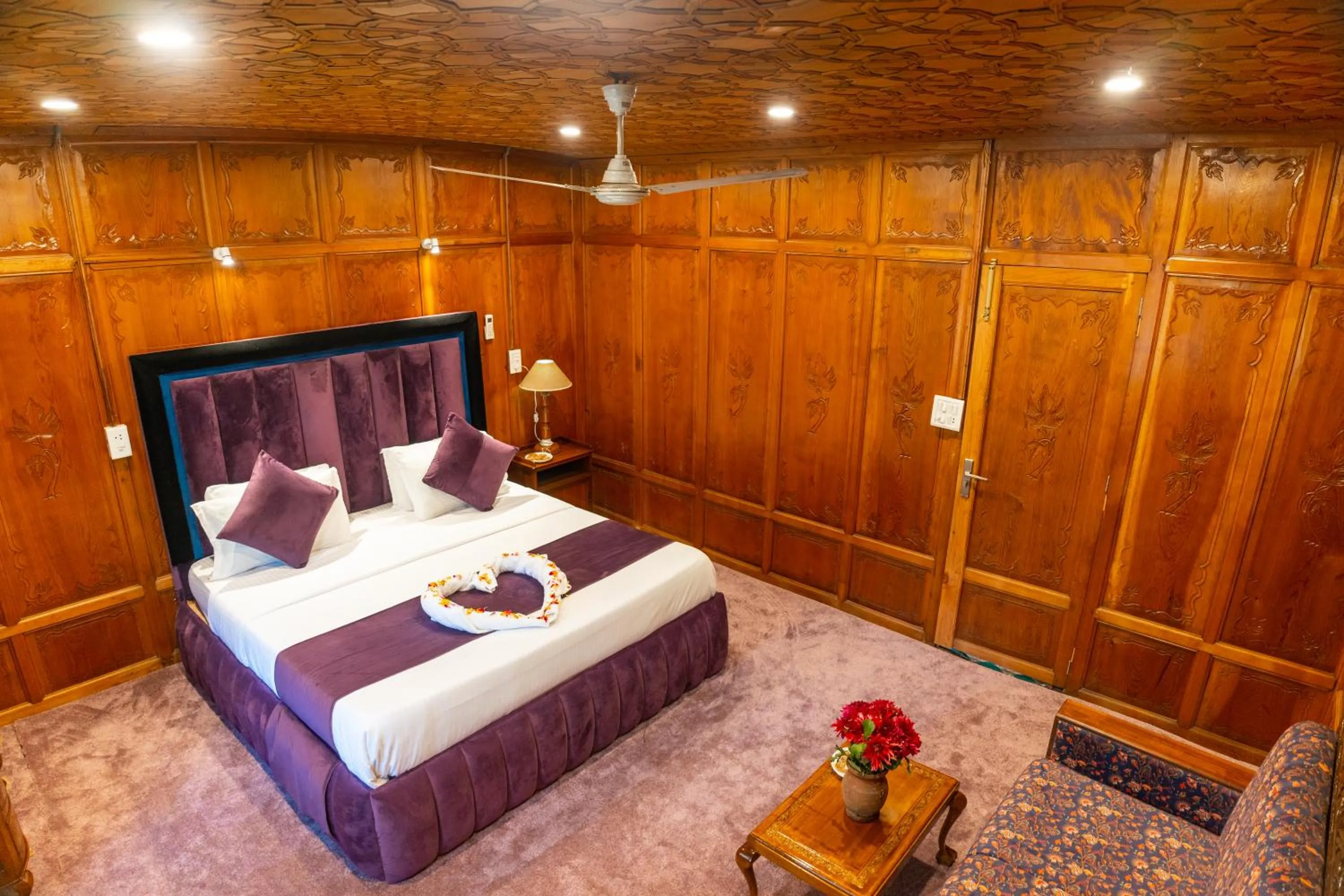 Bed in Wangnoo Heritage Houseboats