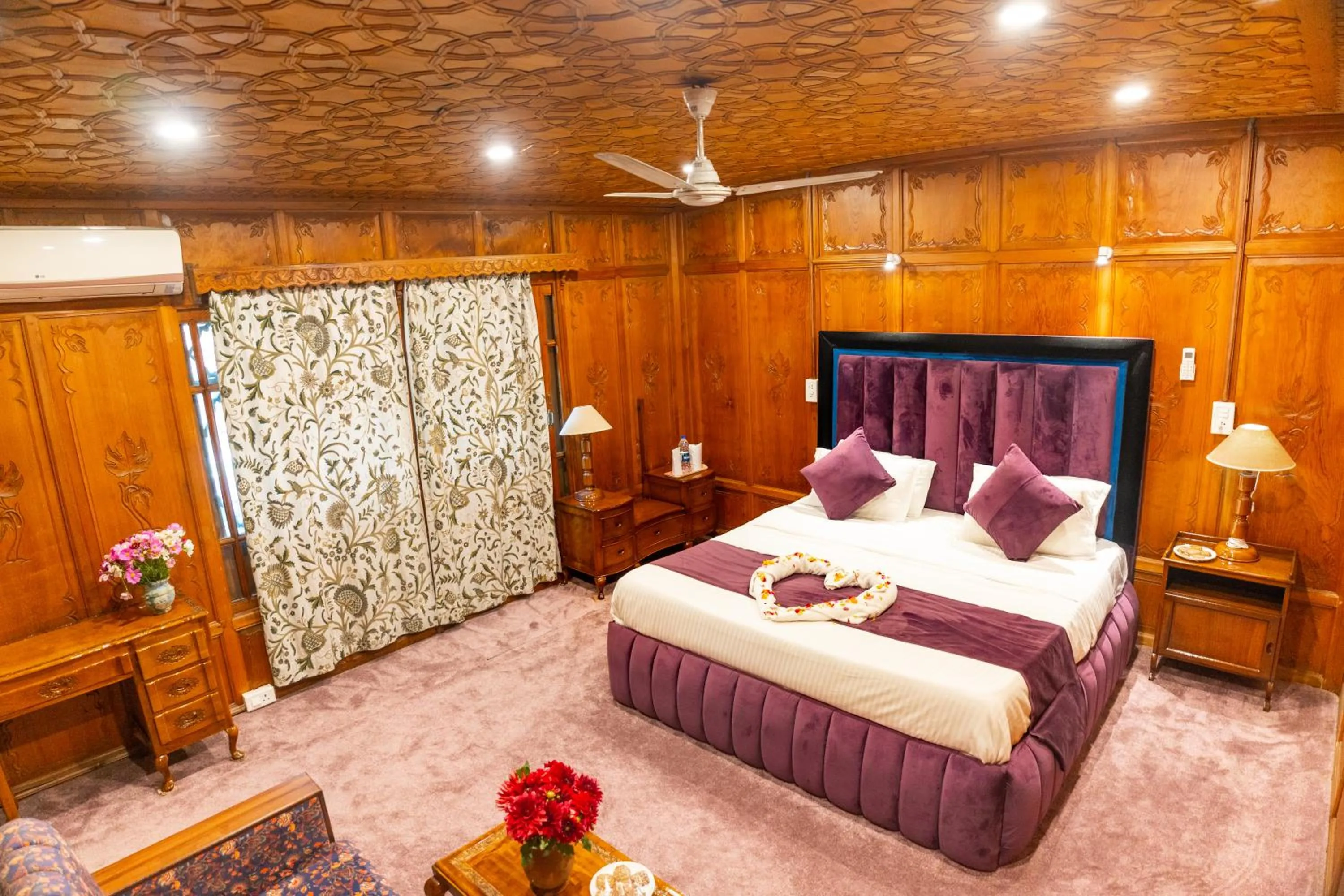 Bed in Wangnoo Heritage Houseboats