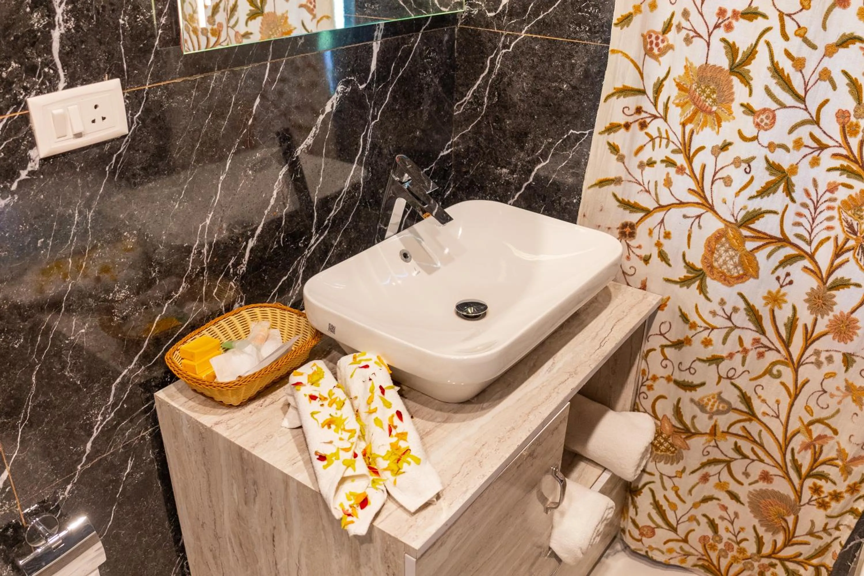 Bathroom in Wangnoo Heritage Houseboats