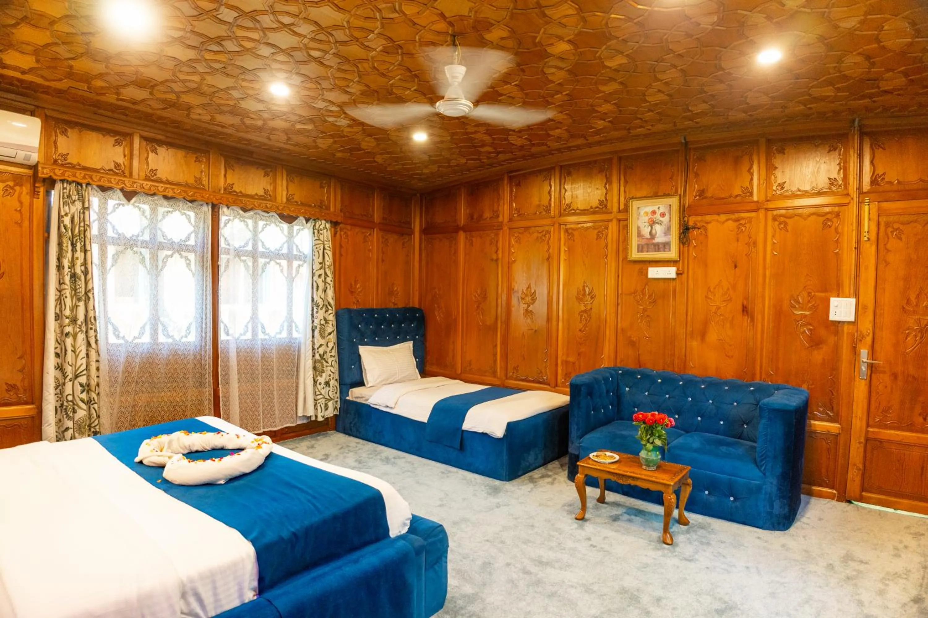 Bed in Wangnoo Heritage Houseboats