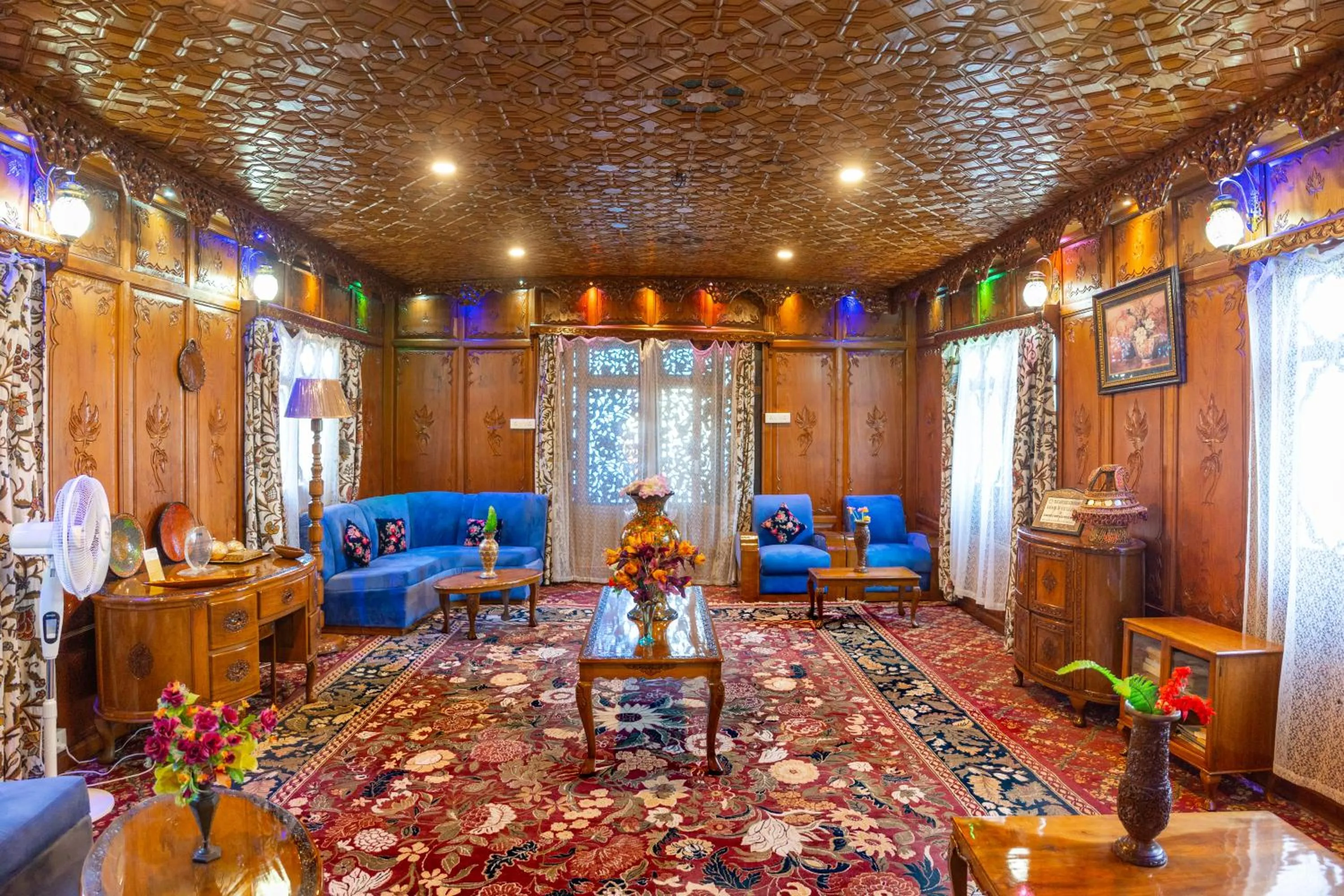 Living room in Wangnoo Heritage Houseboats