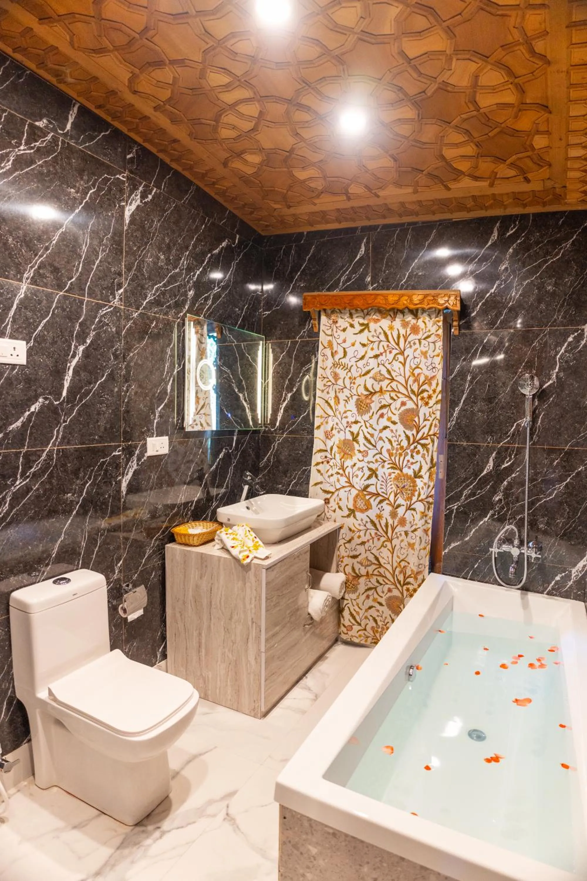 Bathroom in Wangnoo Heritage Houseboats