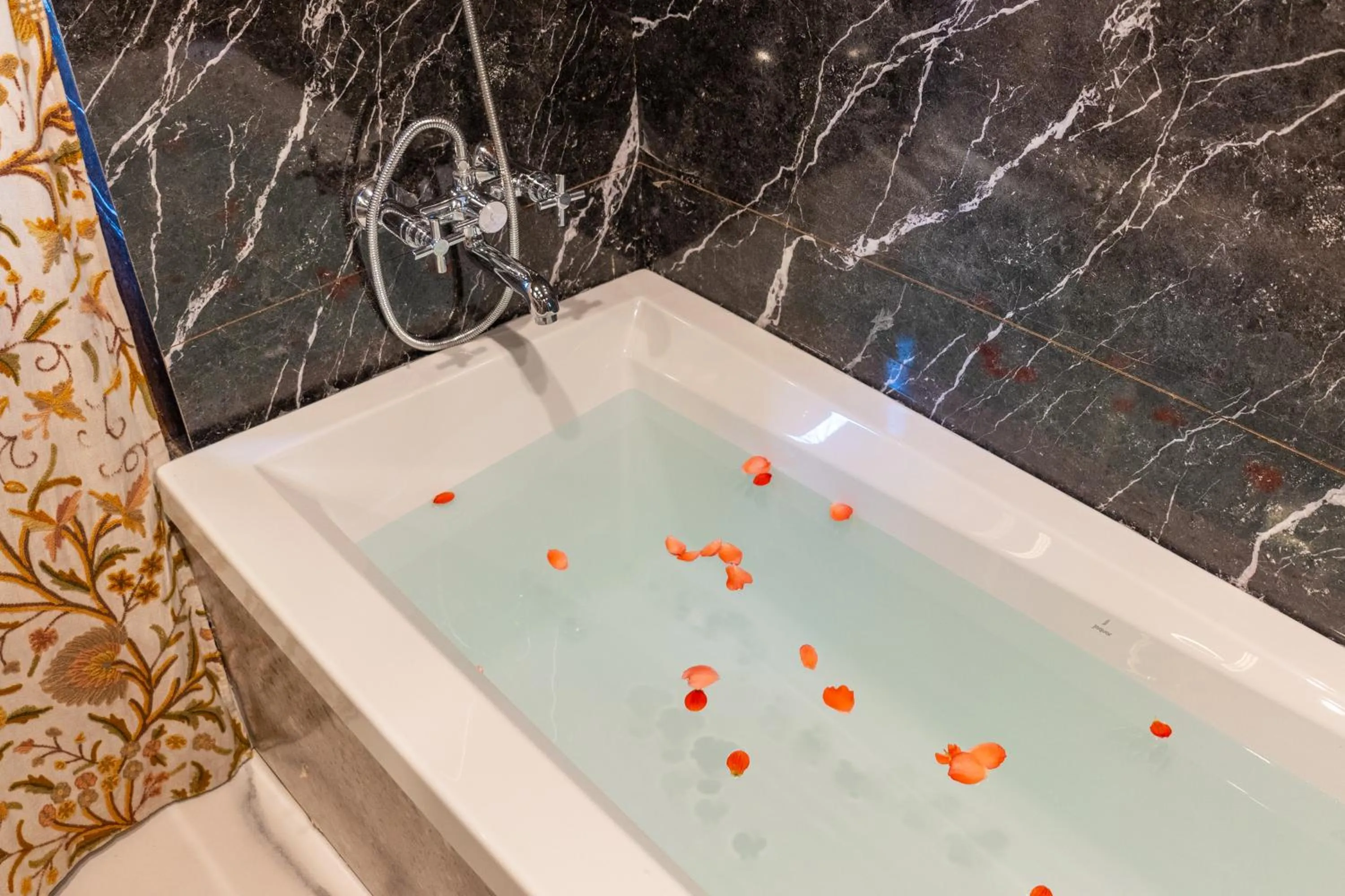 Bathroom in Wangnoo Heritage Houseboats