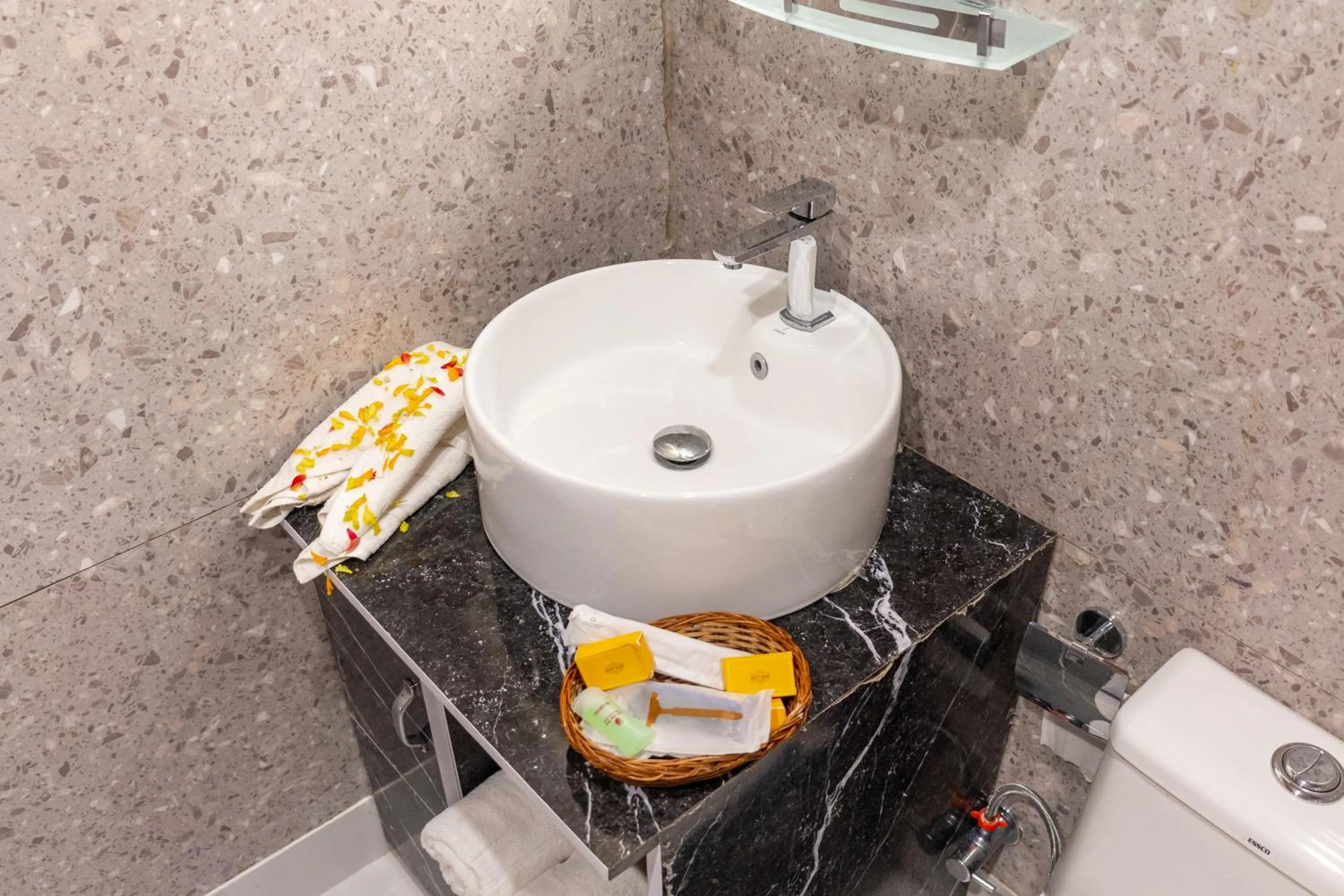 Bathroom in Wangnoo Heritage Houseboats