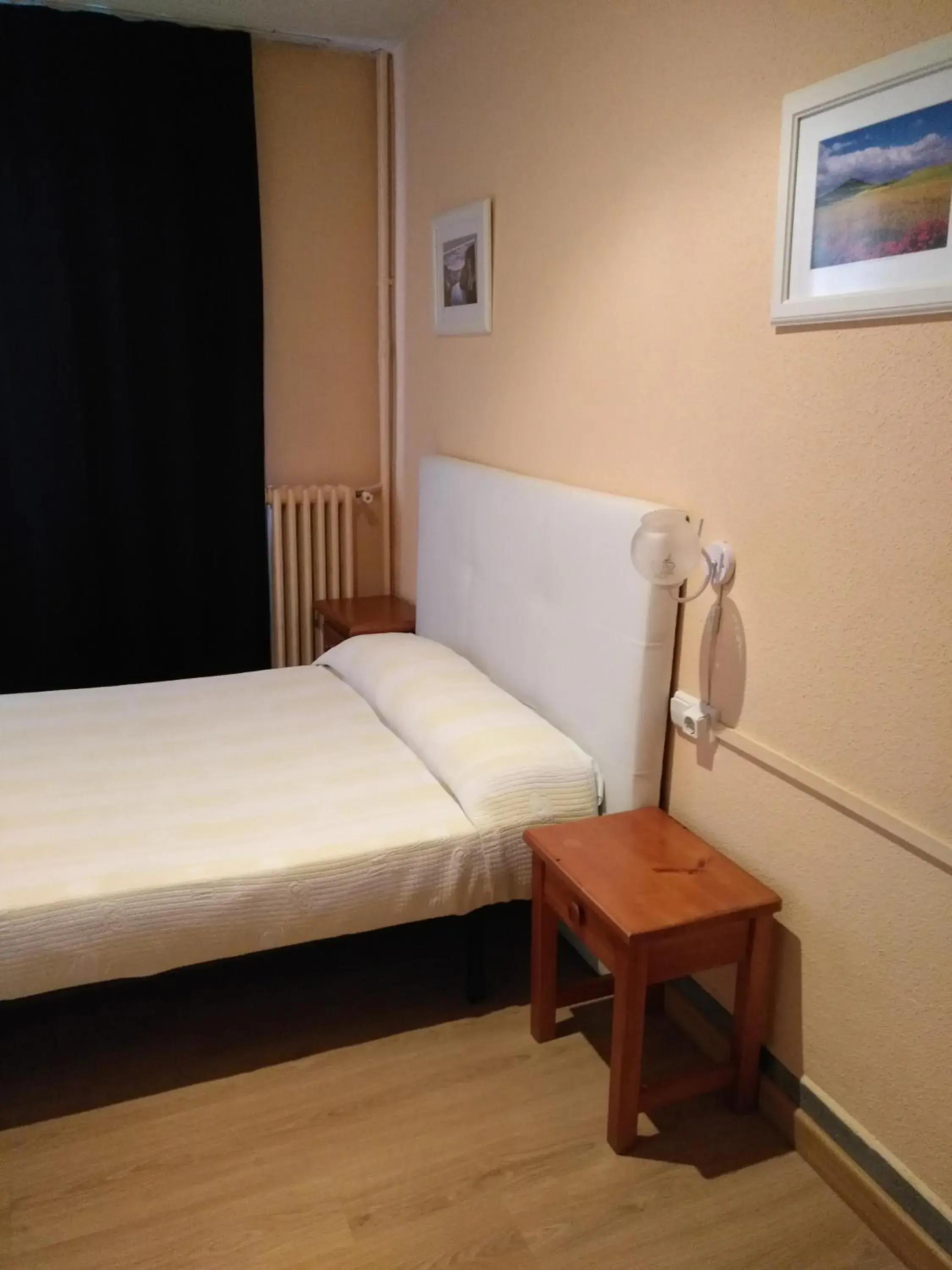 Single Room in Hostal Porta De Núria Single Room in Hostal Porta De Núria