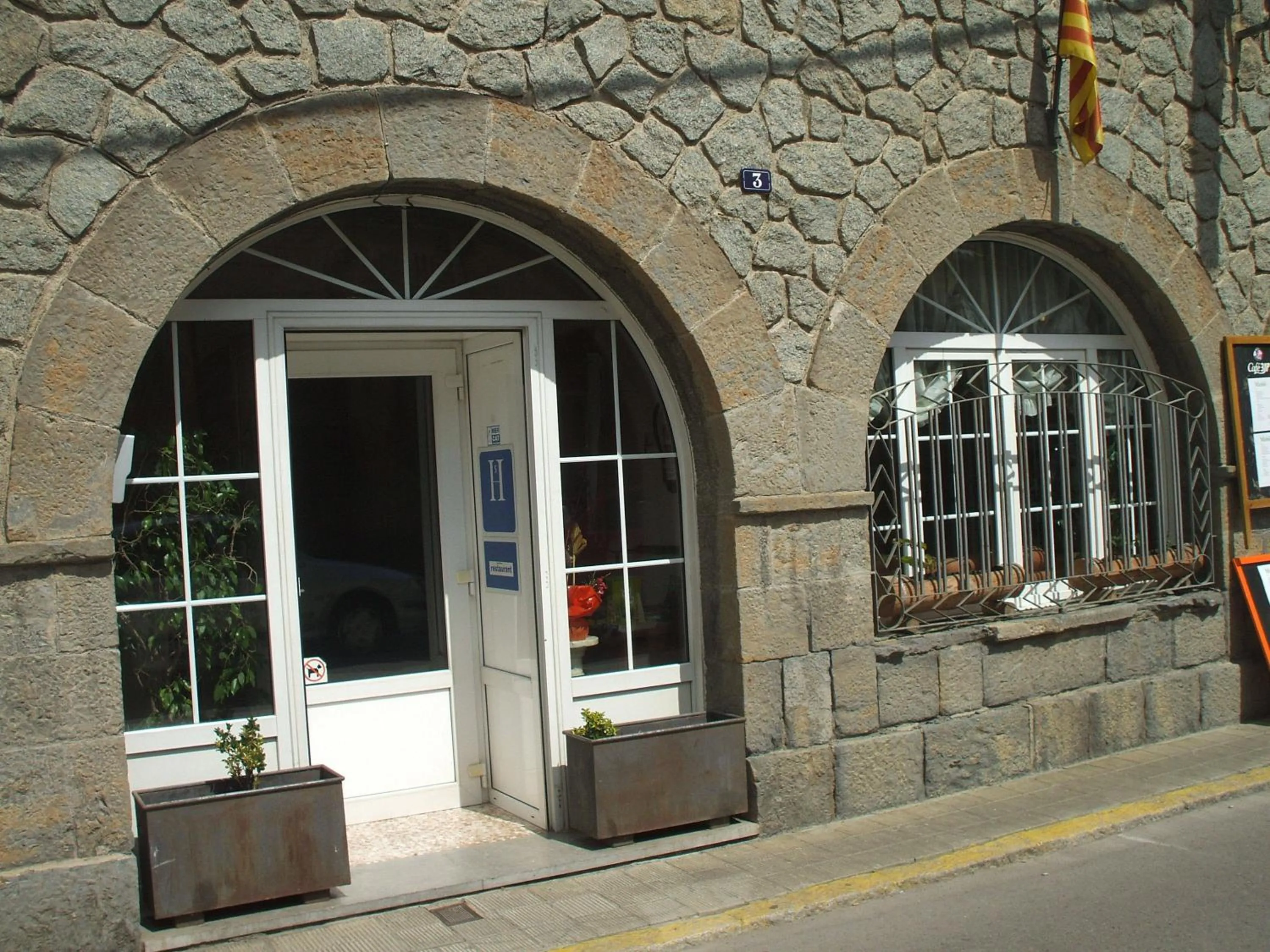 Facade/entrance in Hostal Porta De Núria
