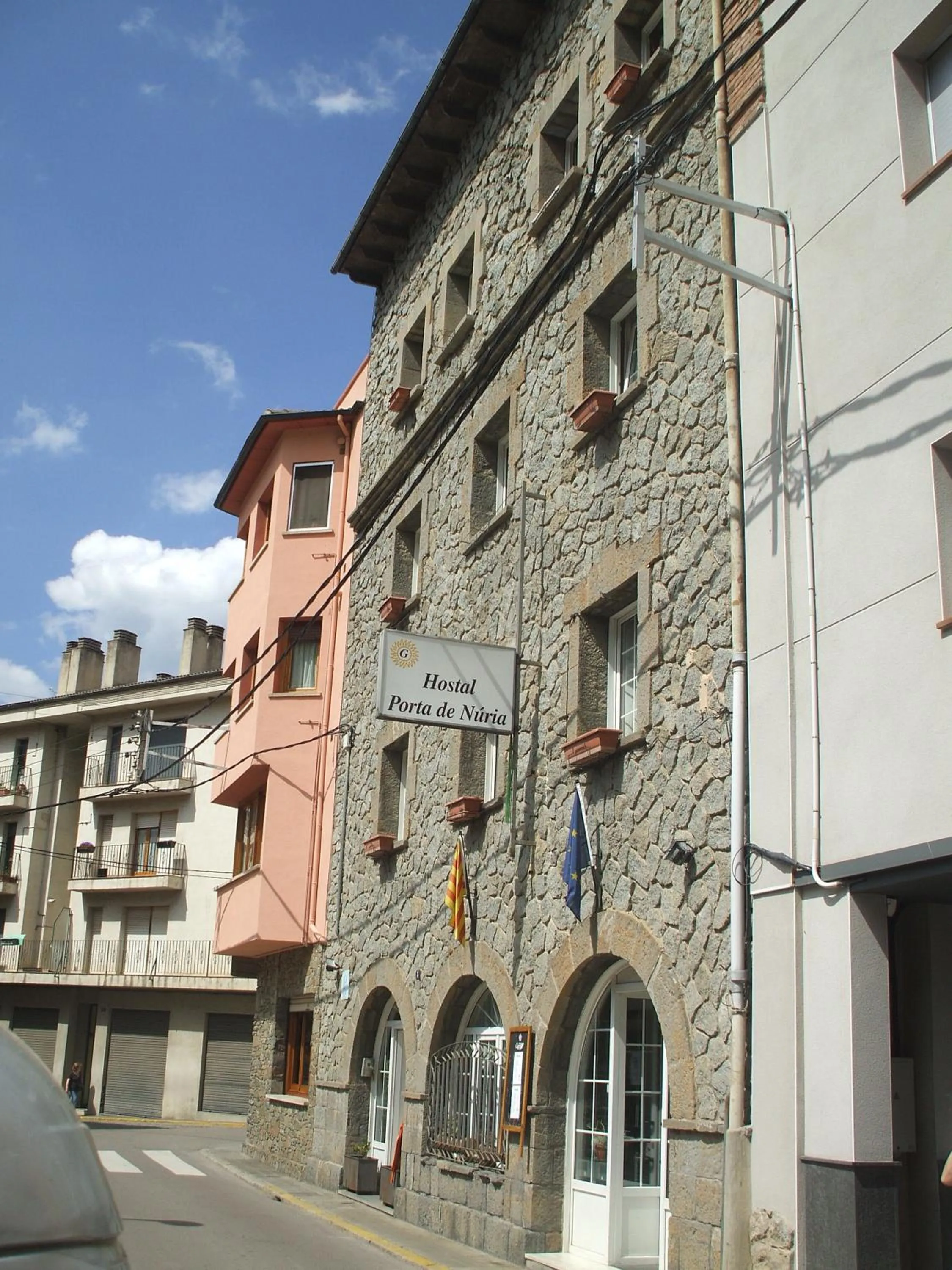 Facade/entrance in Hostal Porta De Núria