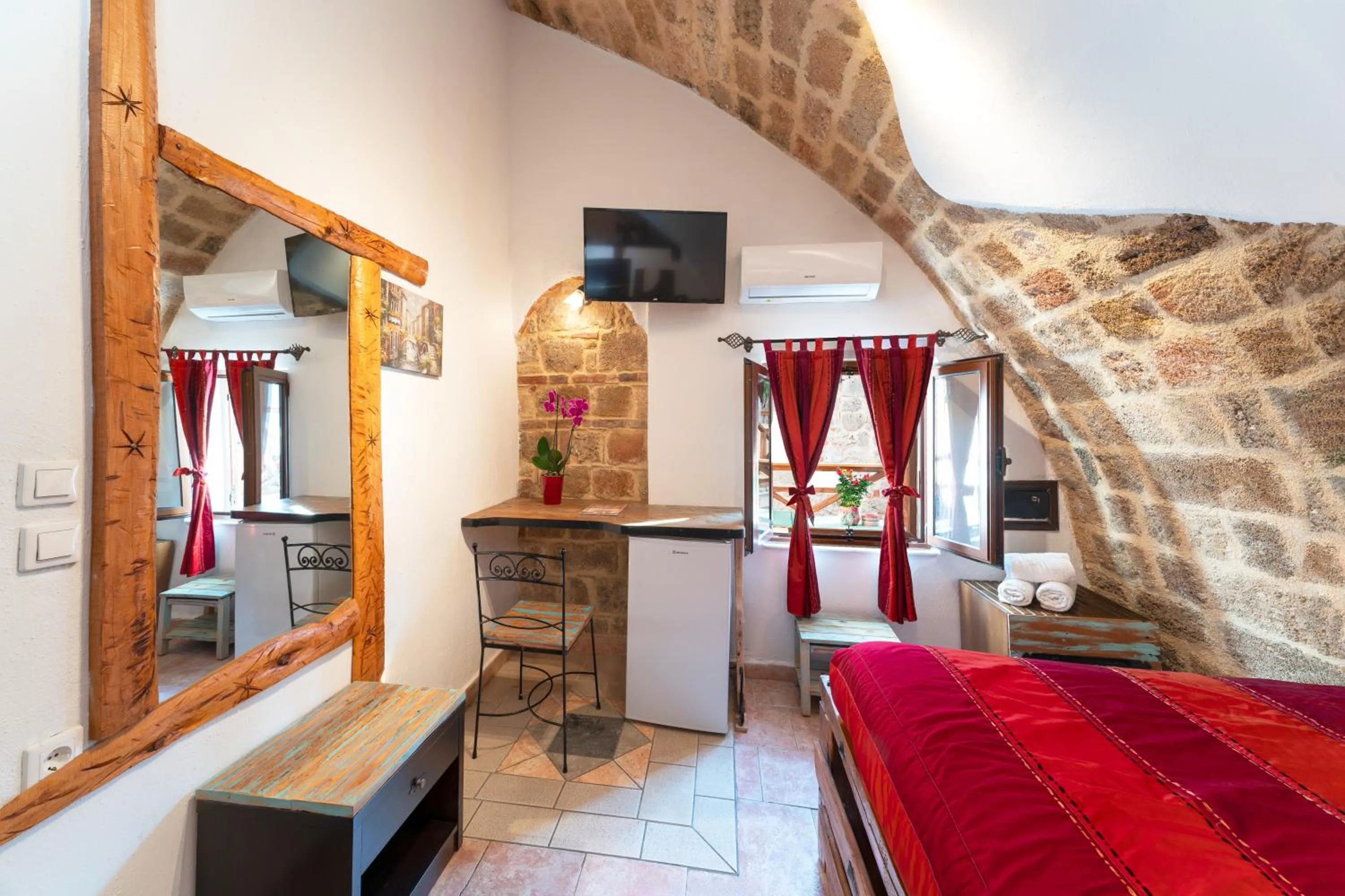 Photo of the whole room, Bed in Cava d'Oro