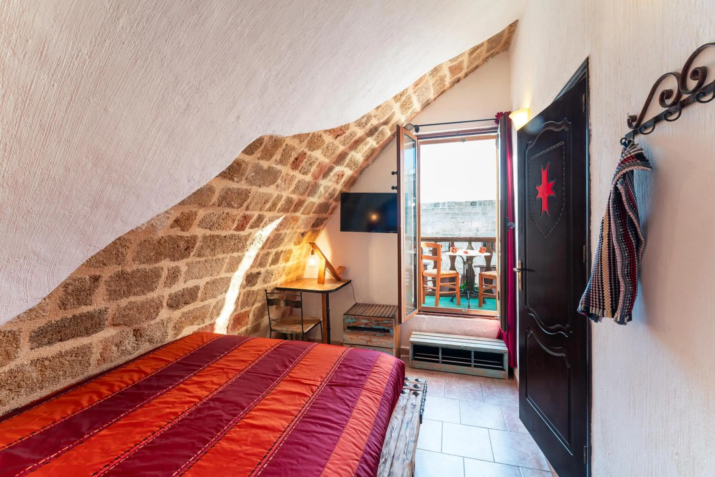 Photo of the whole room, Bed in Cava d'Oro