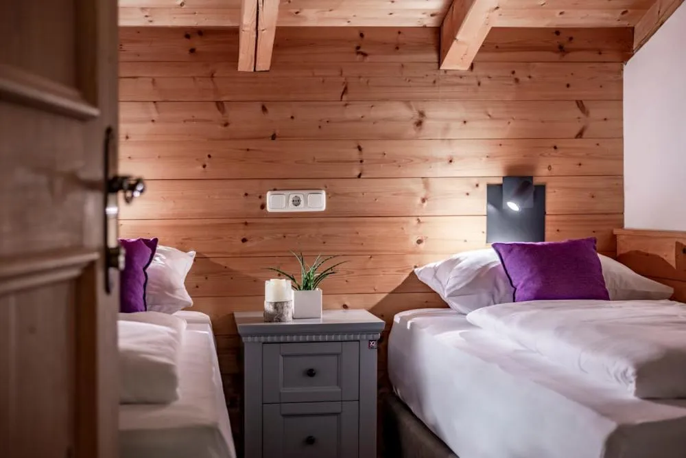 Bed in Arthur's Hotel und Apartments am Achensee