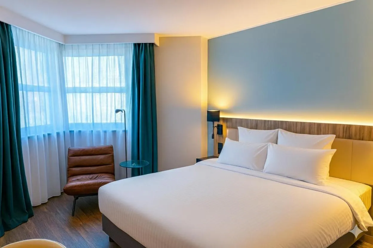 Bathroom, Bed in Campanile Reims Centre - Cathedrale