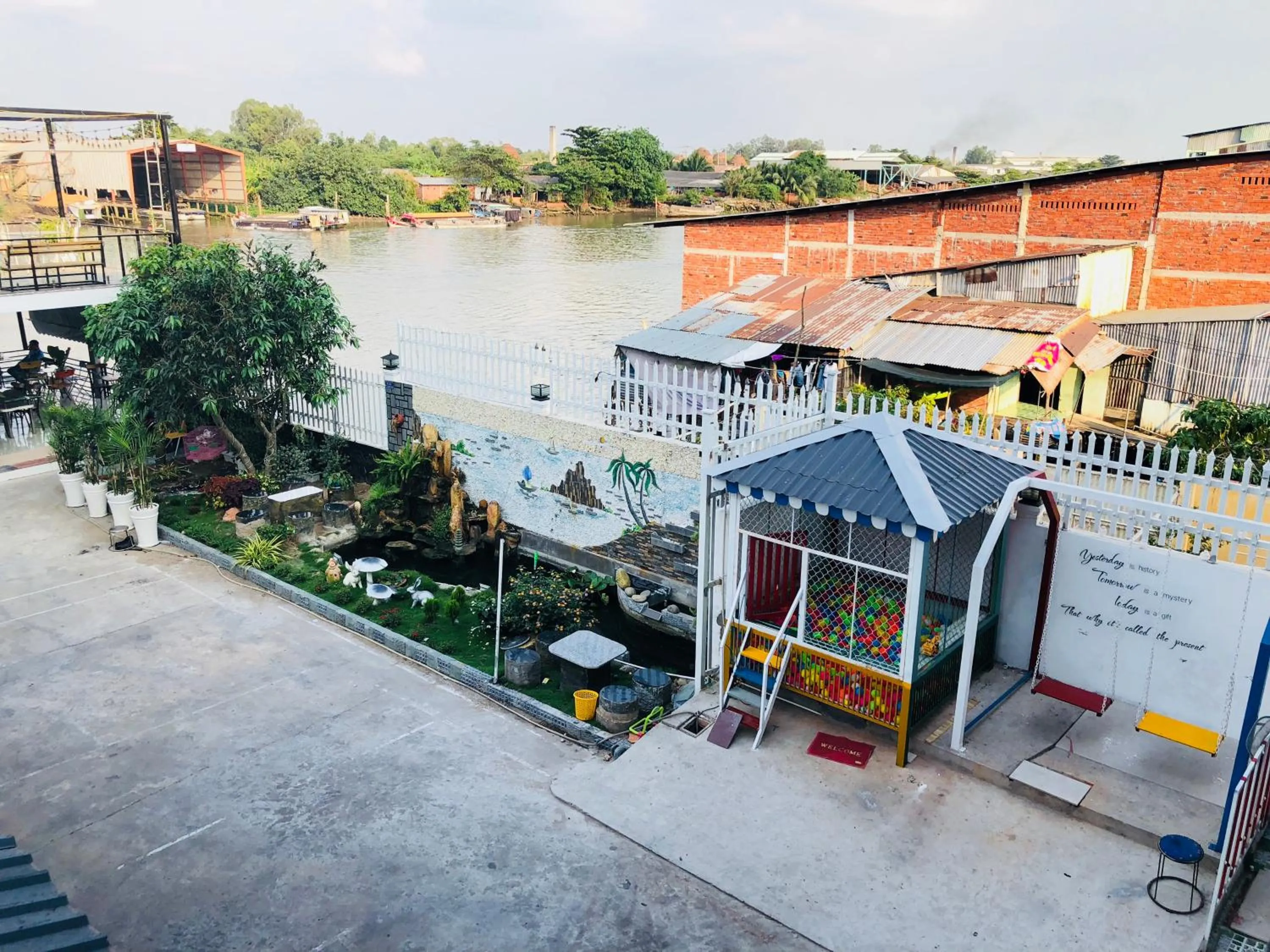 Sao Khue Riverside Hotel & Coffee