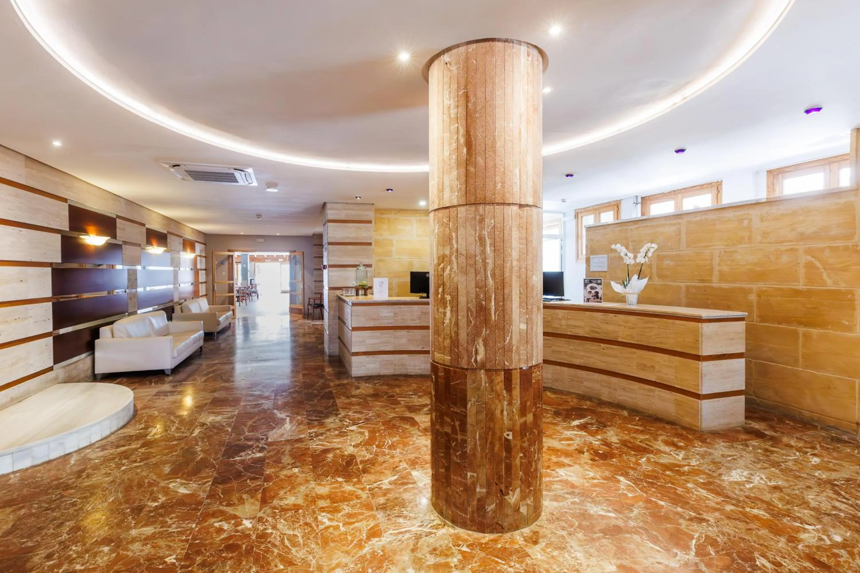 Lobby or reception in O7 Colombo