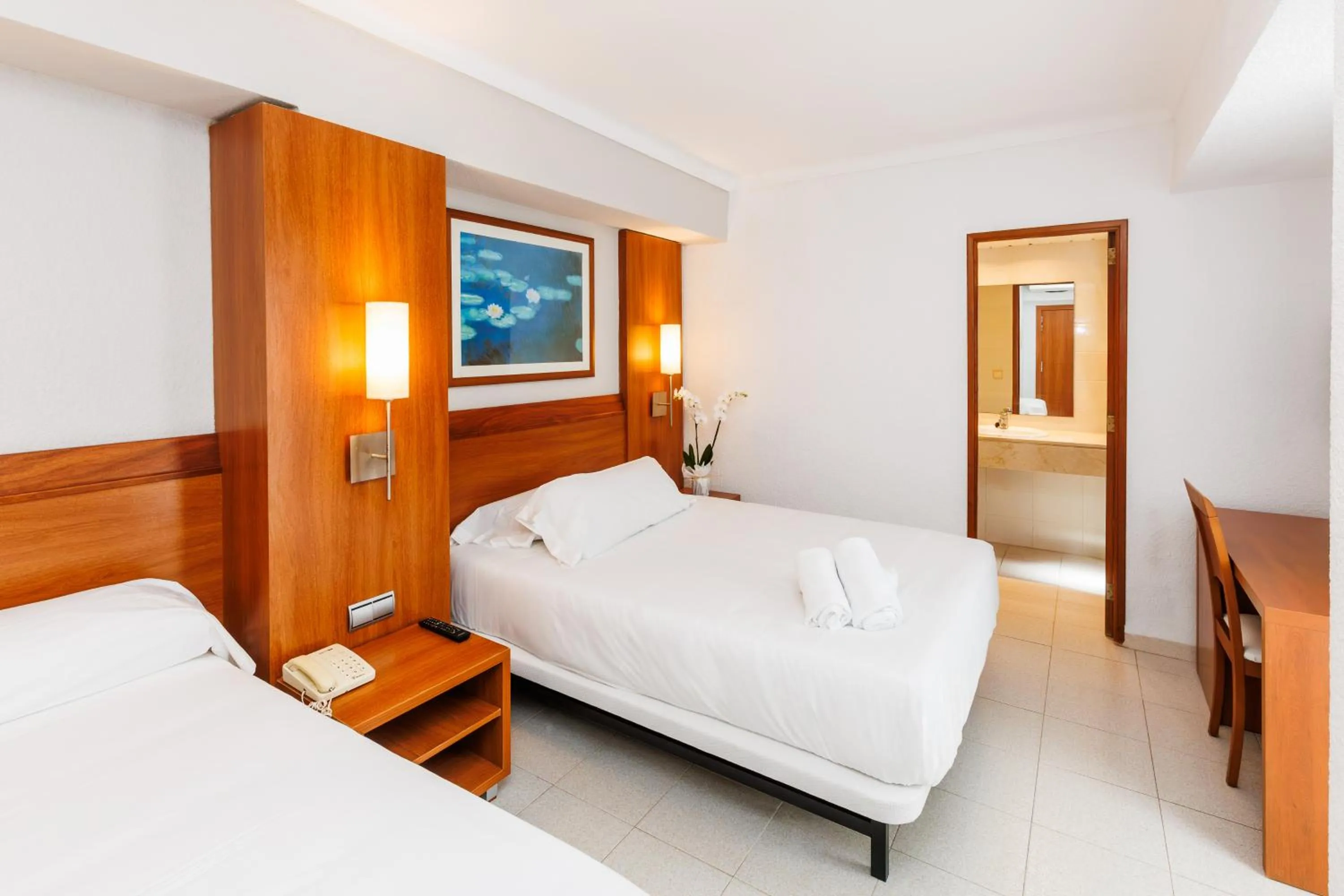 Photo of the whole room, Bed in O7 Colombo