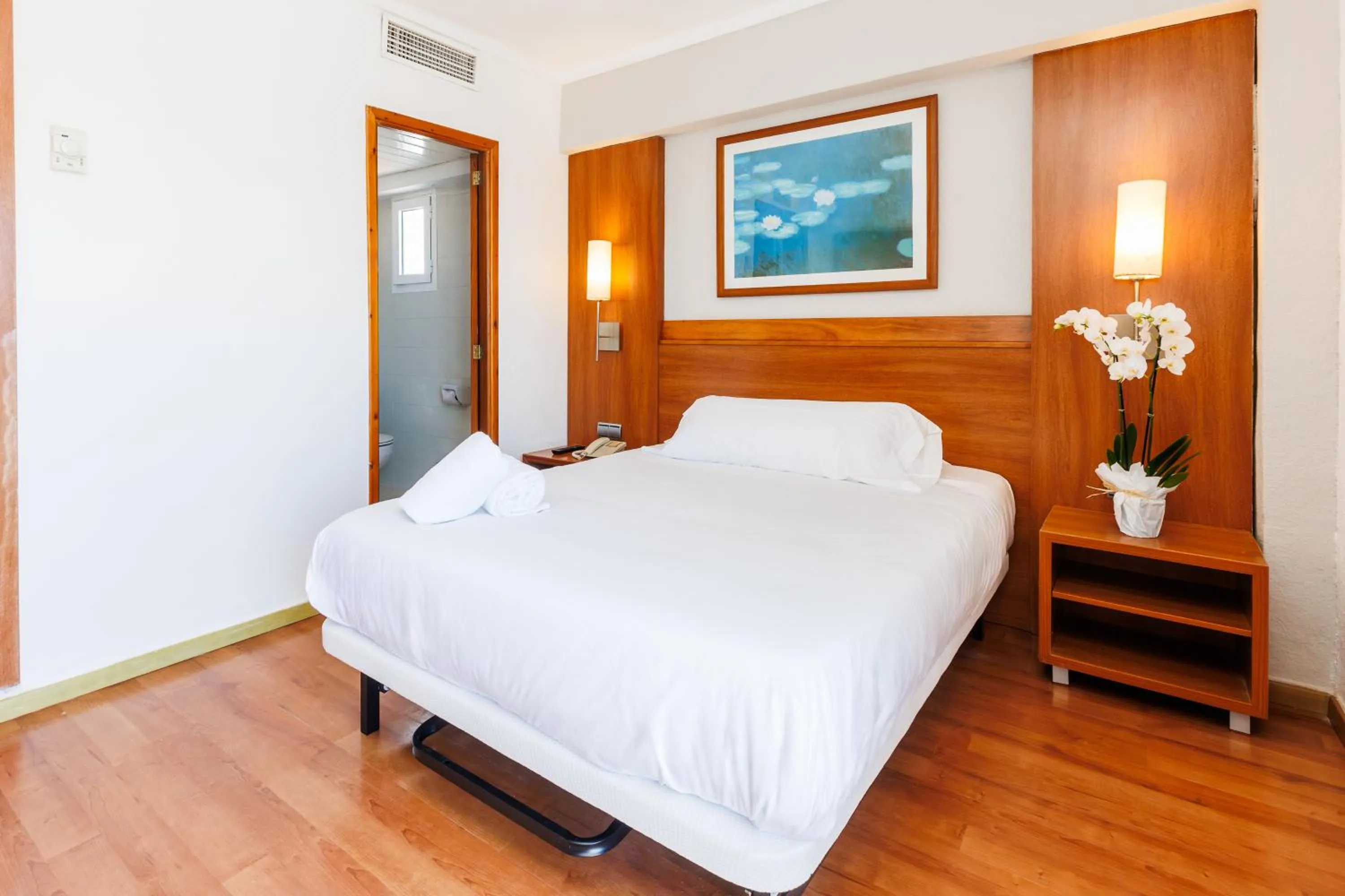 Photo of the whole room, Bed in O7 Colombo