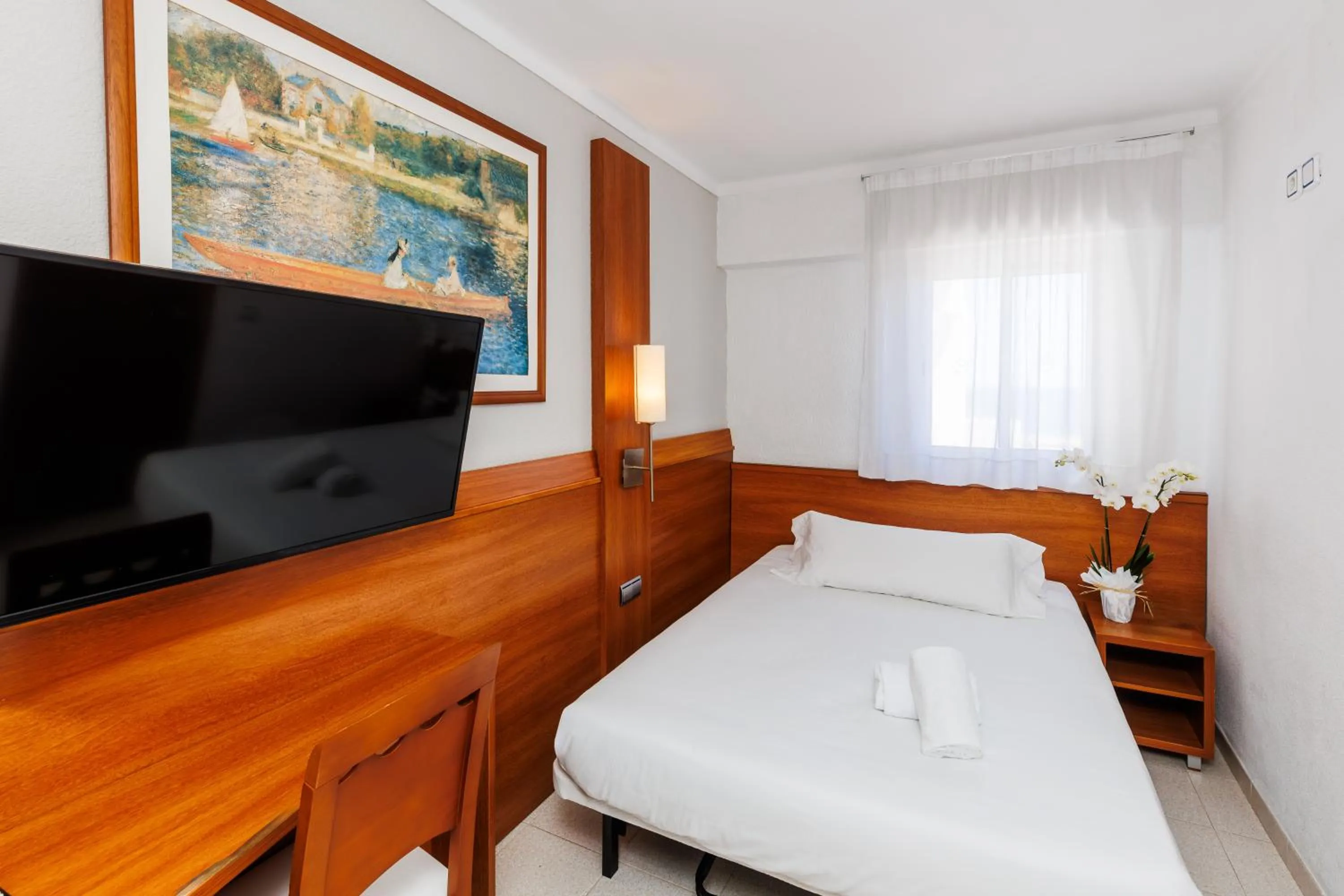 Photo of the whole room, Bed in O7 Colombo