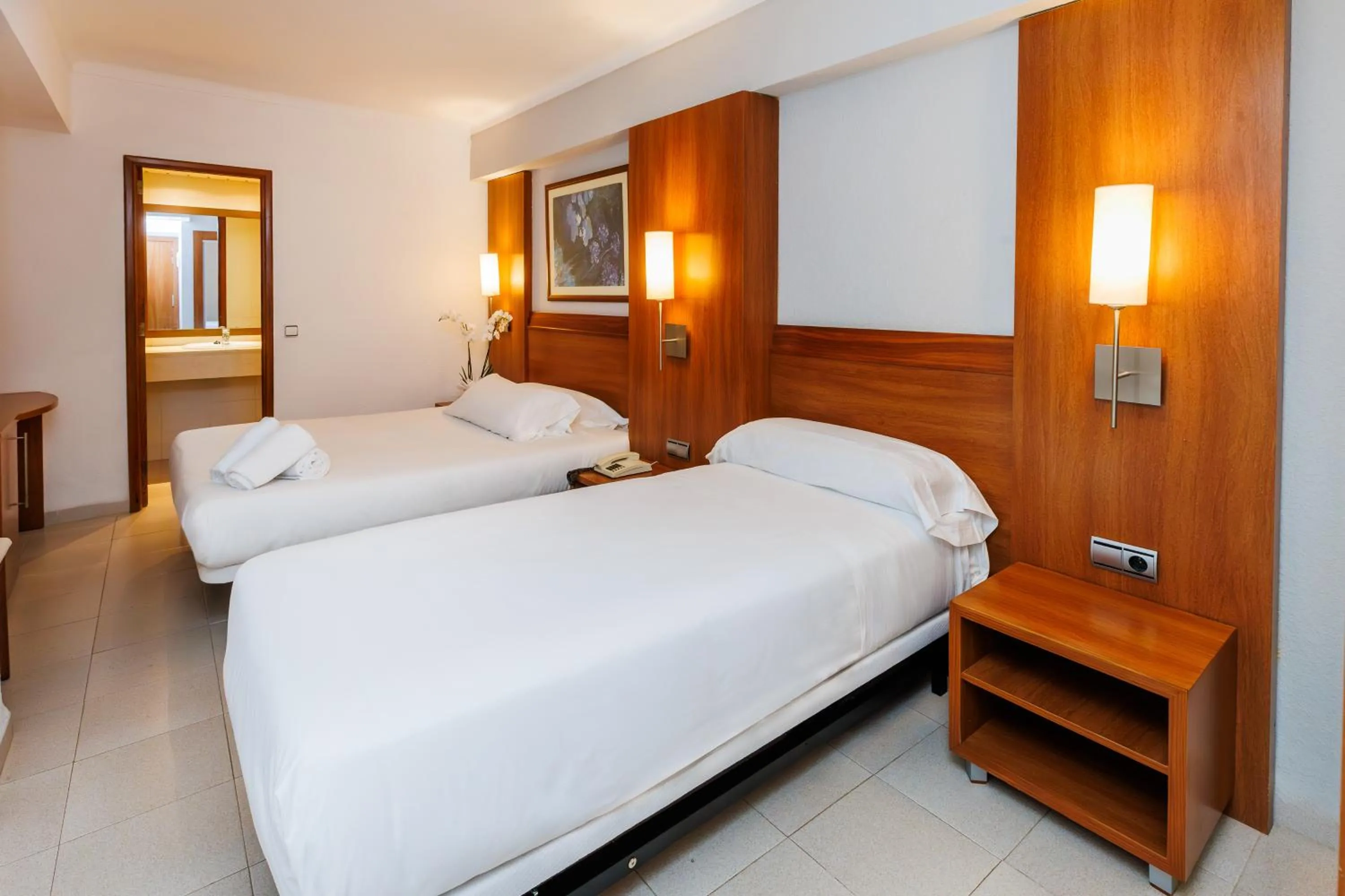 Photo of the whole room, Bed in O7 Colombo