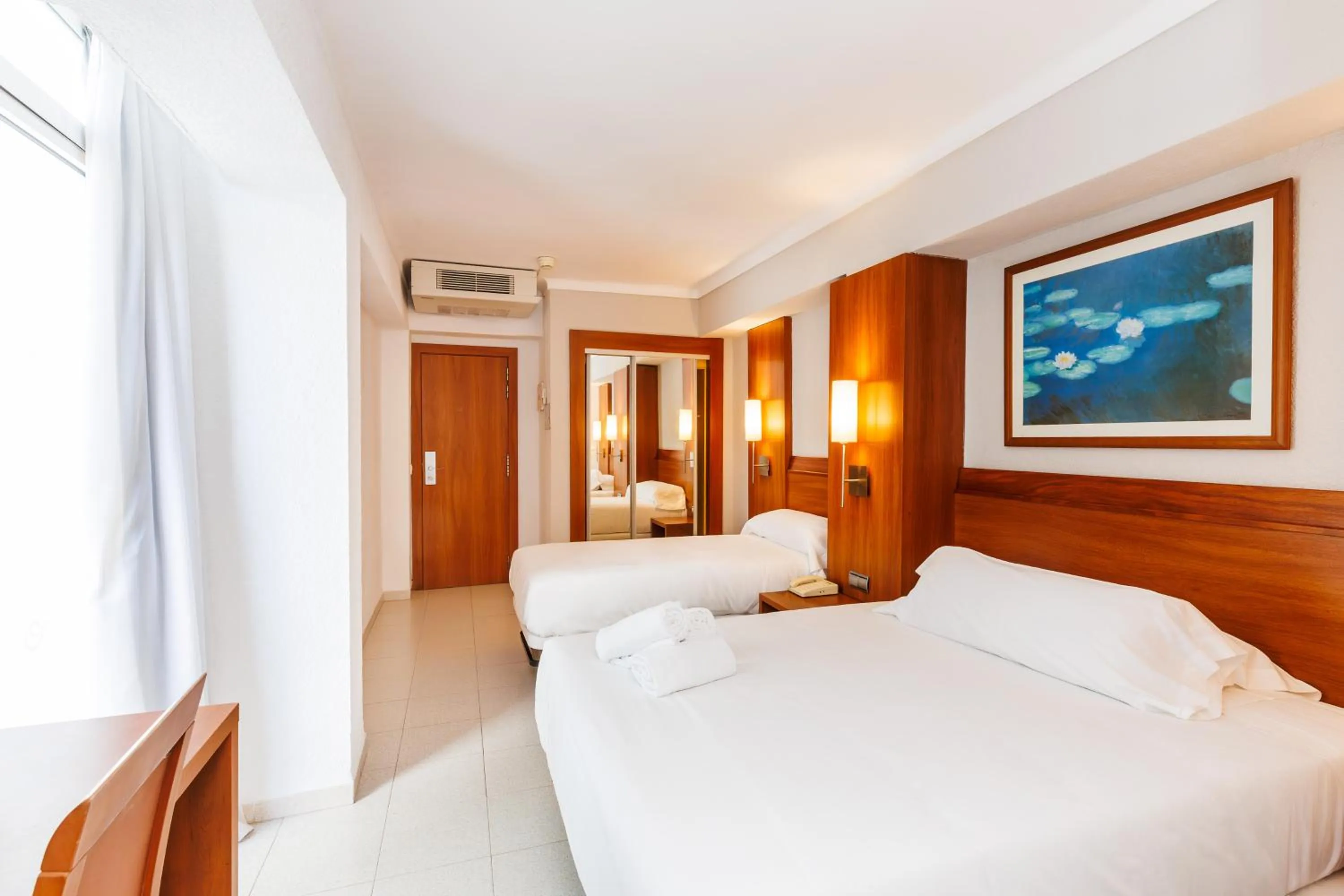 Photo of the whole room, Bed in O7 Colombo