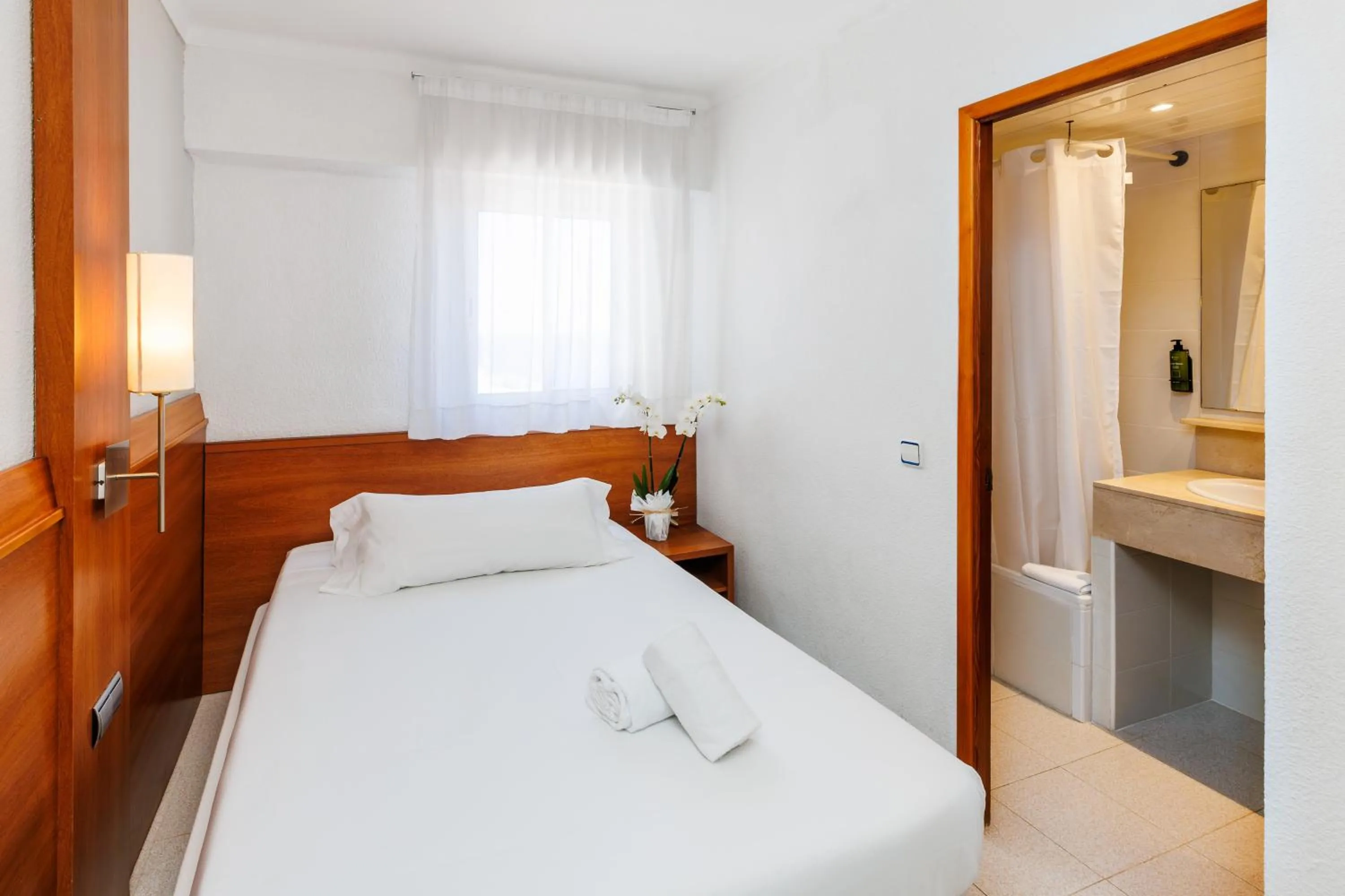 Photo of the whole room, Bed in O7 Colombo