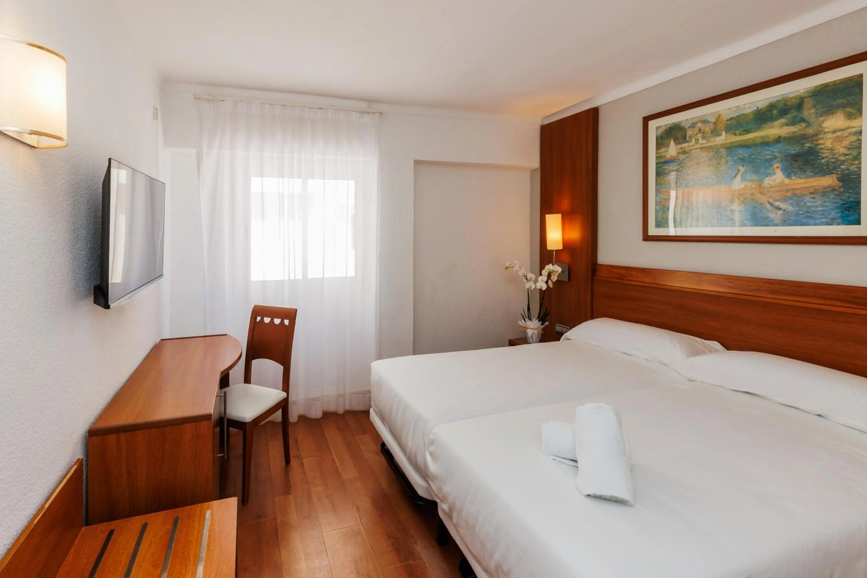 Photo of the whole room, Bed in O7 Colombo