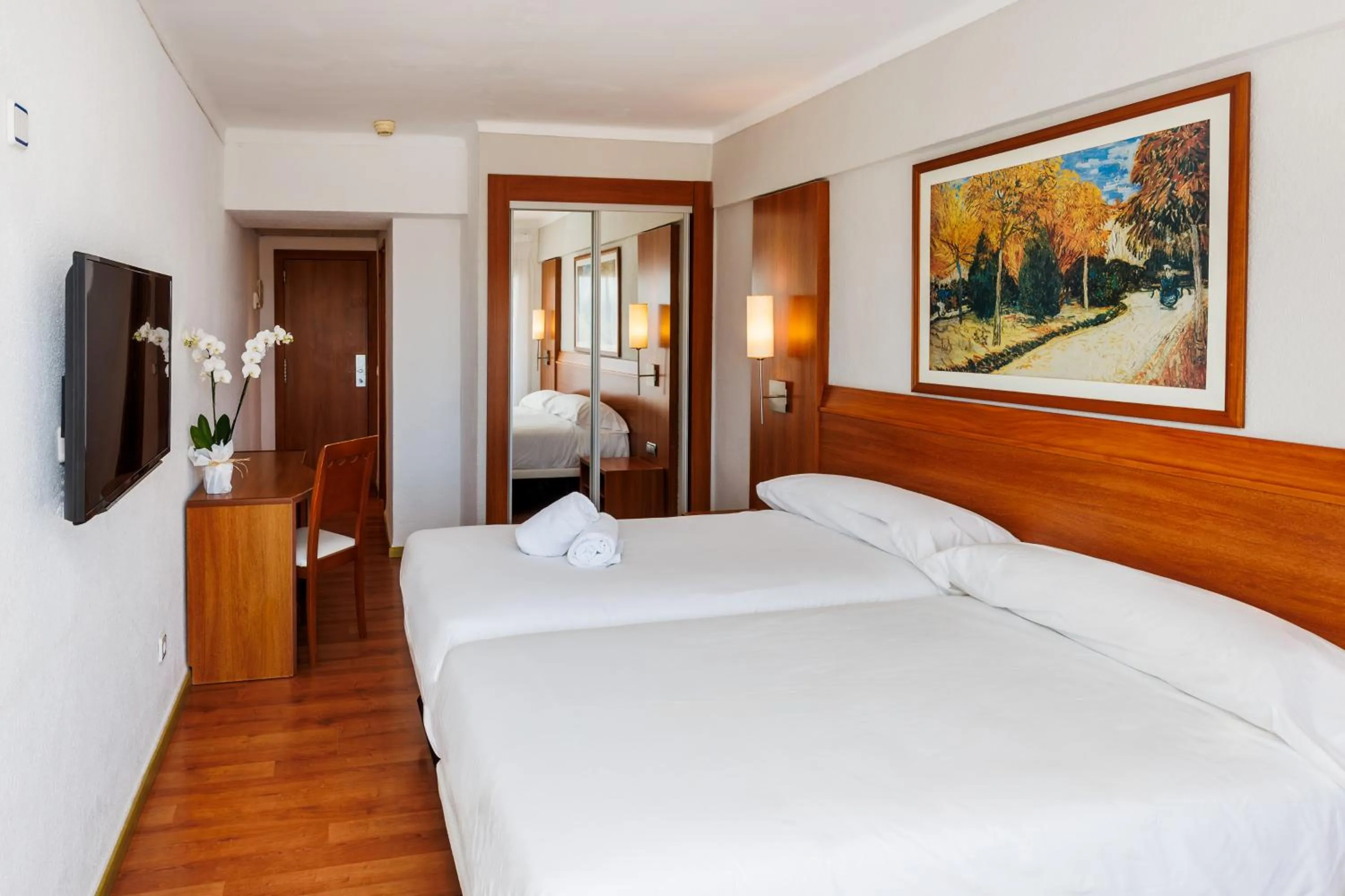 Photo of the whole room, Bed in O7 Colombo