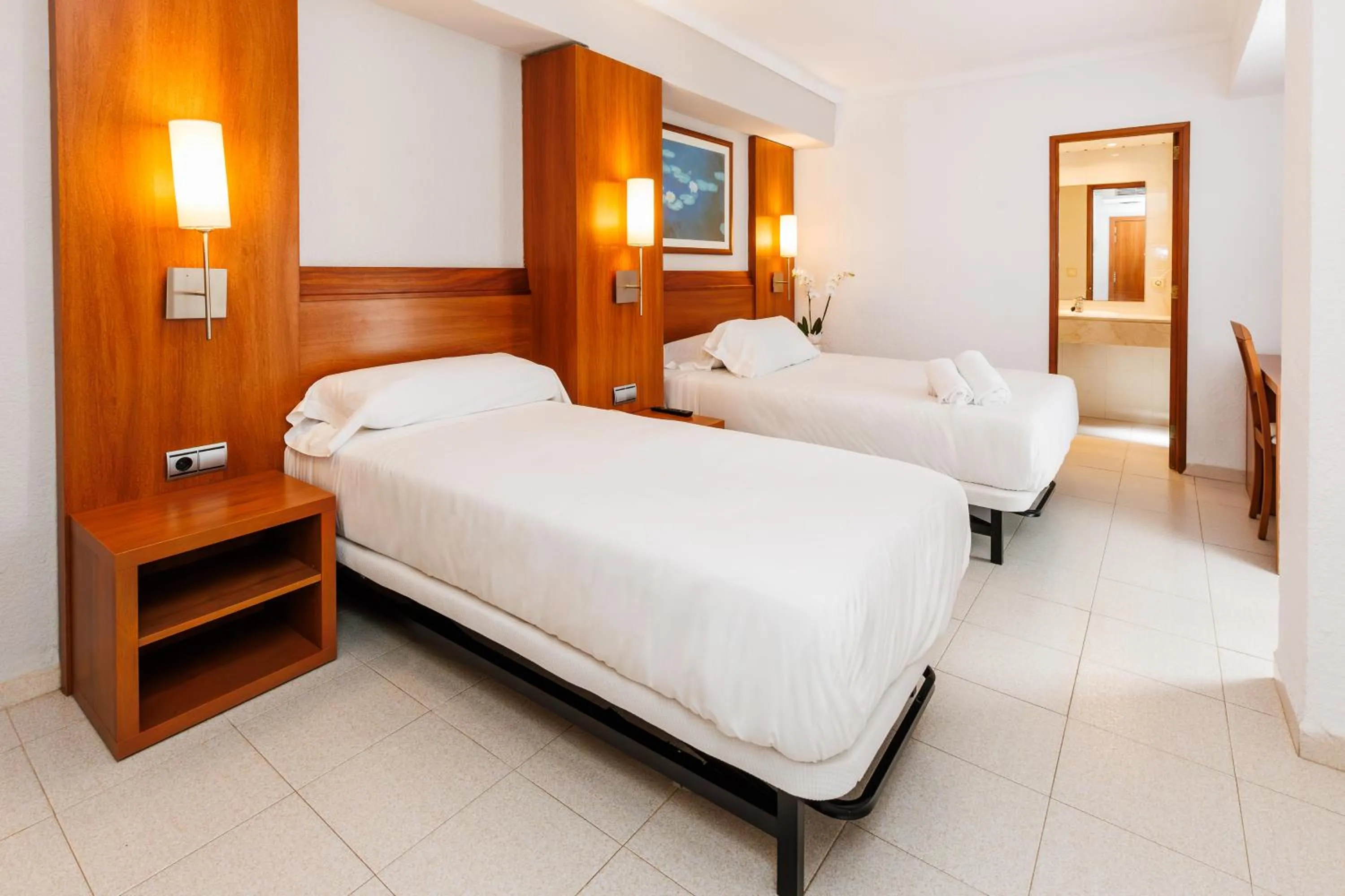 Photo of the whole room, Bed in O7 Colombo