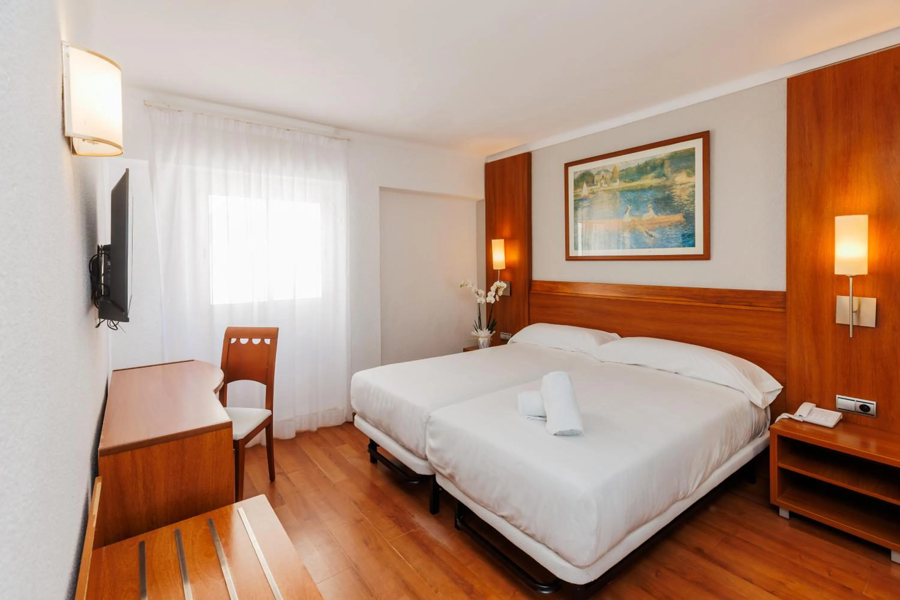 Photo of the whole room, Bed in O7 Colombo