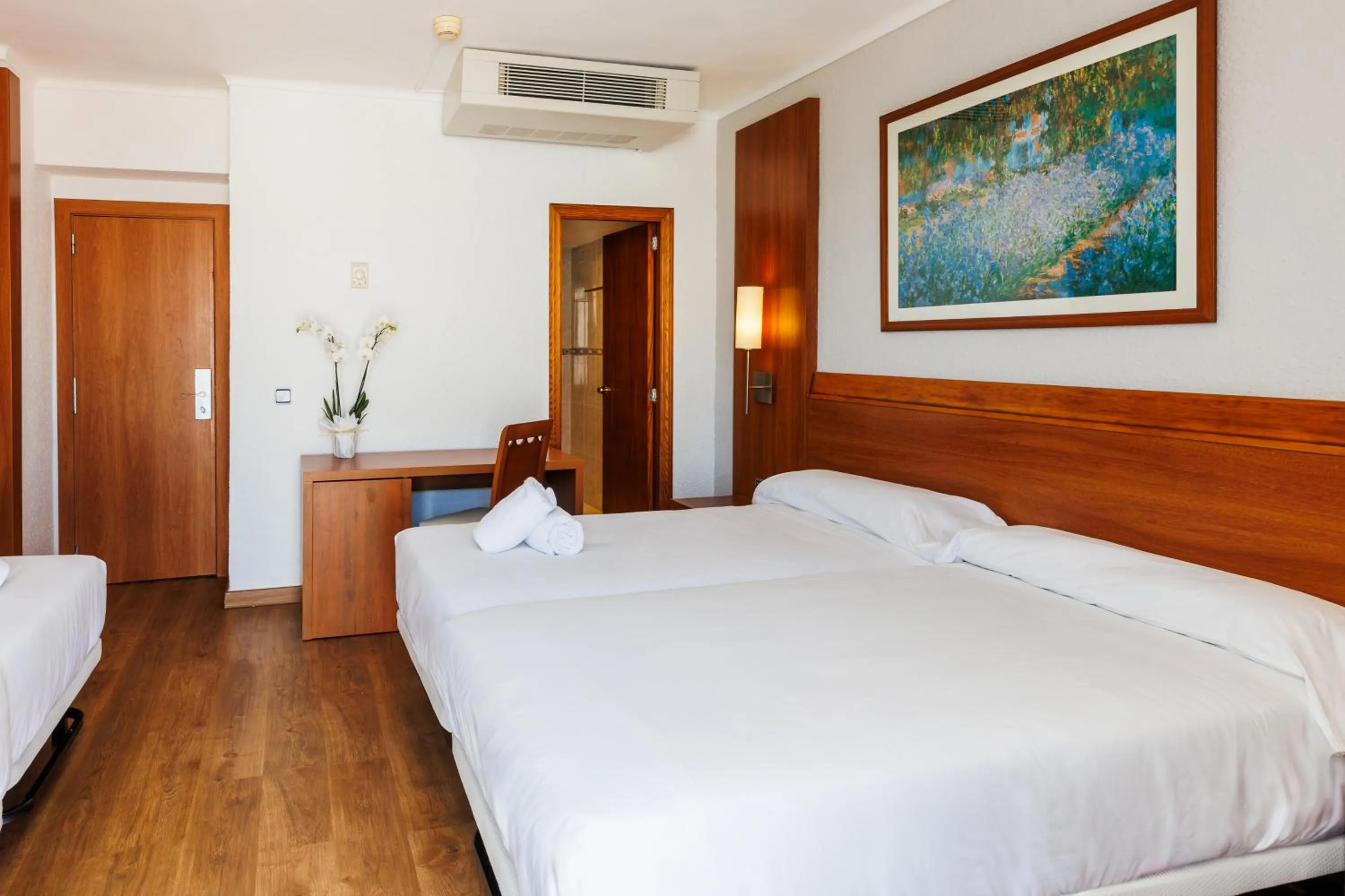 Photo of the whole room, Bed in O7 Colombo