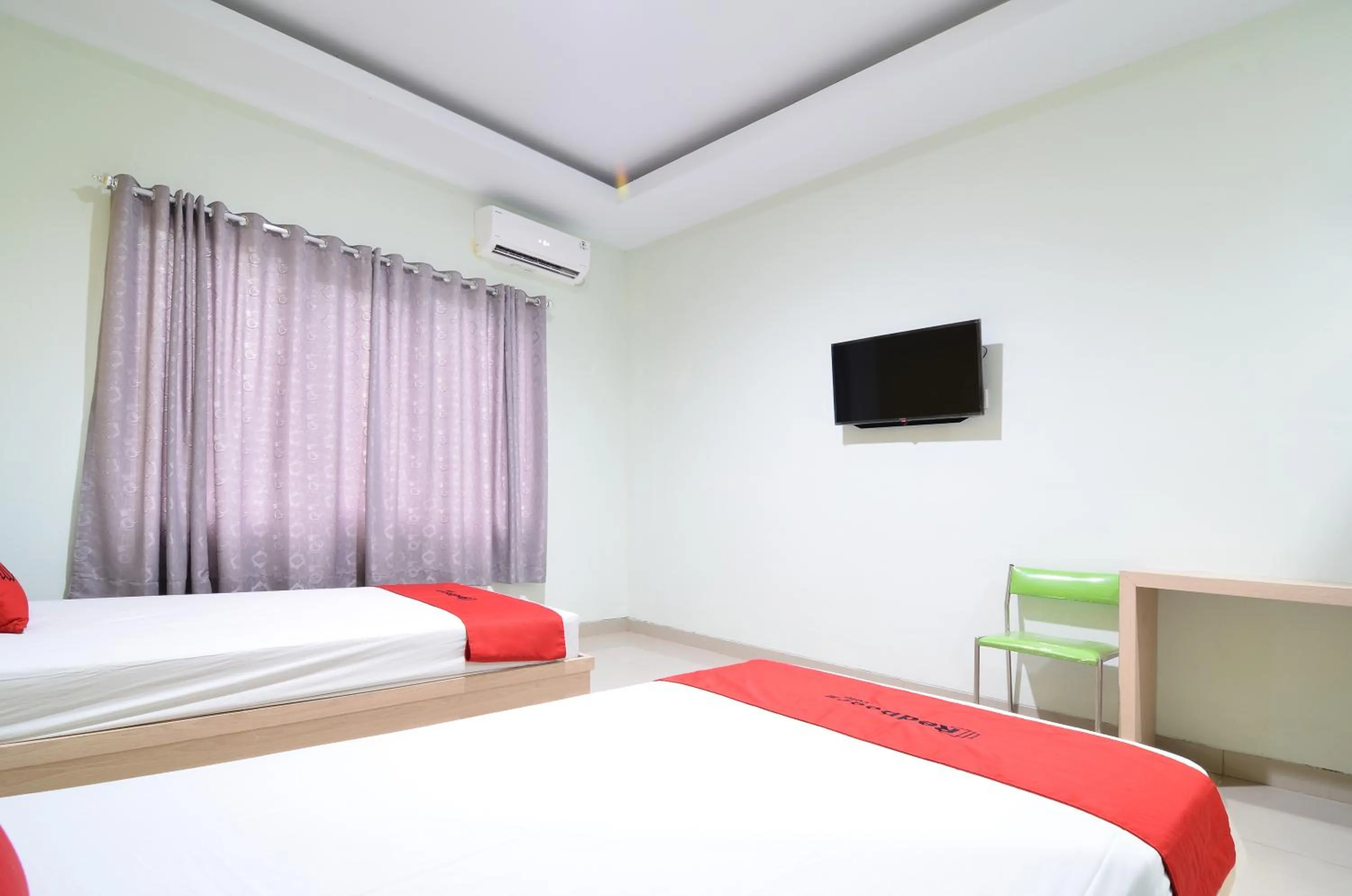 Bedroom, Bed in RedDoorz near Museum Keraton Surakarta
