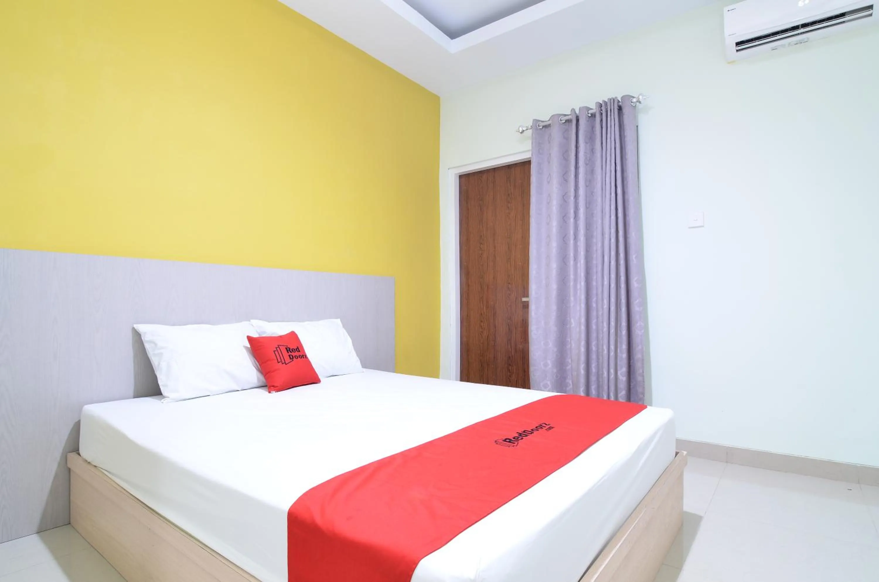 Bedroom, Bed in RedDoorz near Museum Keraton Surakarta