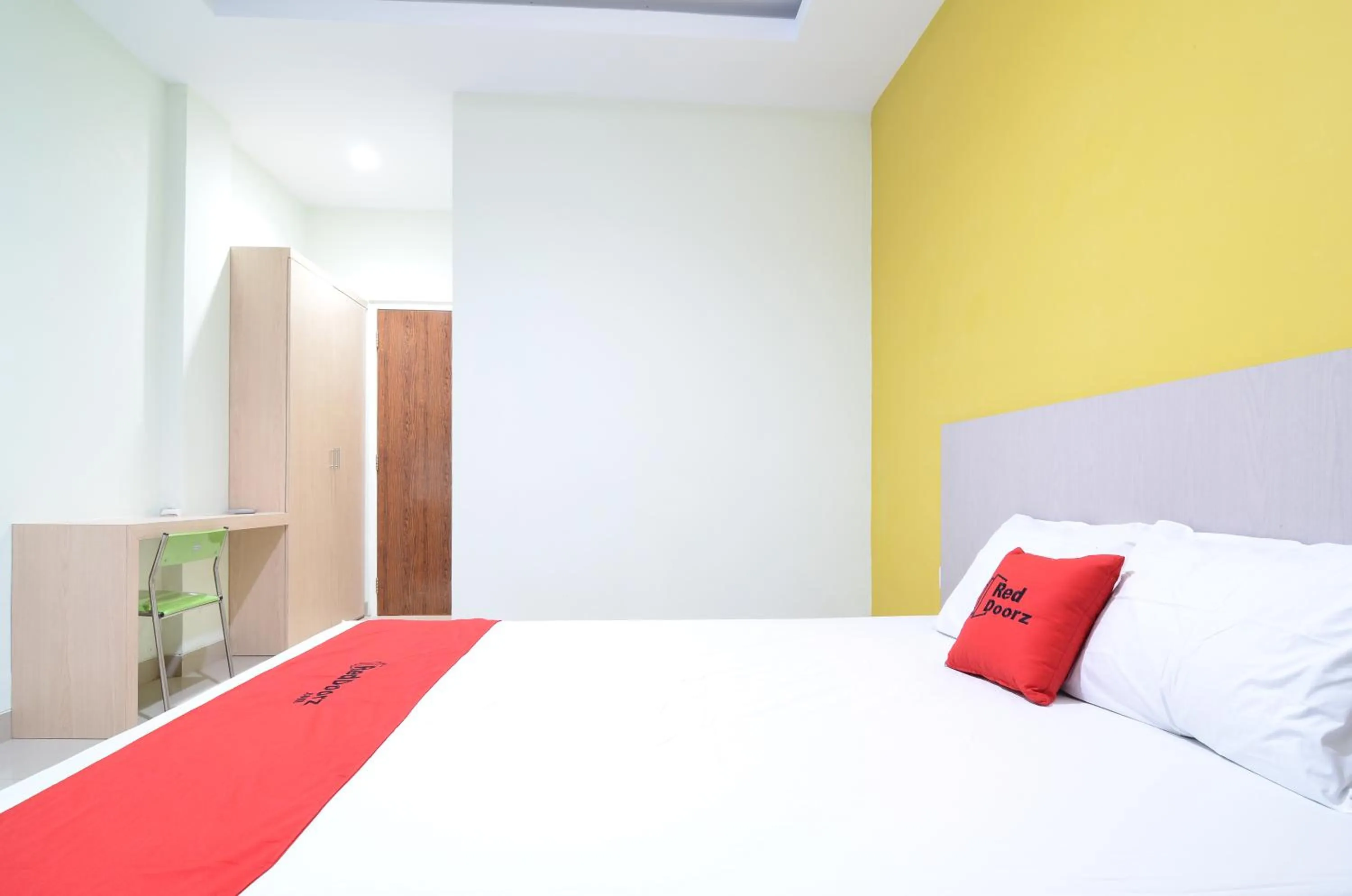 Bedroom, Bed in RedDoorz near Museum Keraton Surakarta