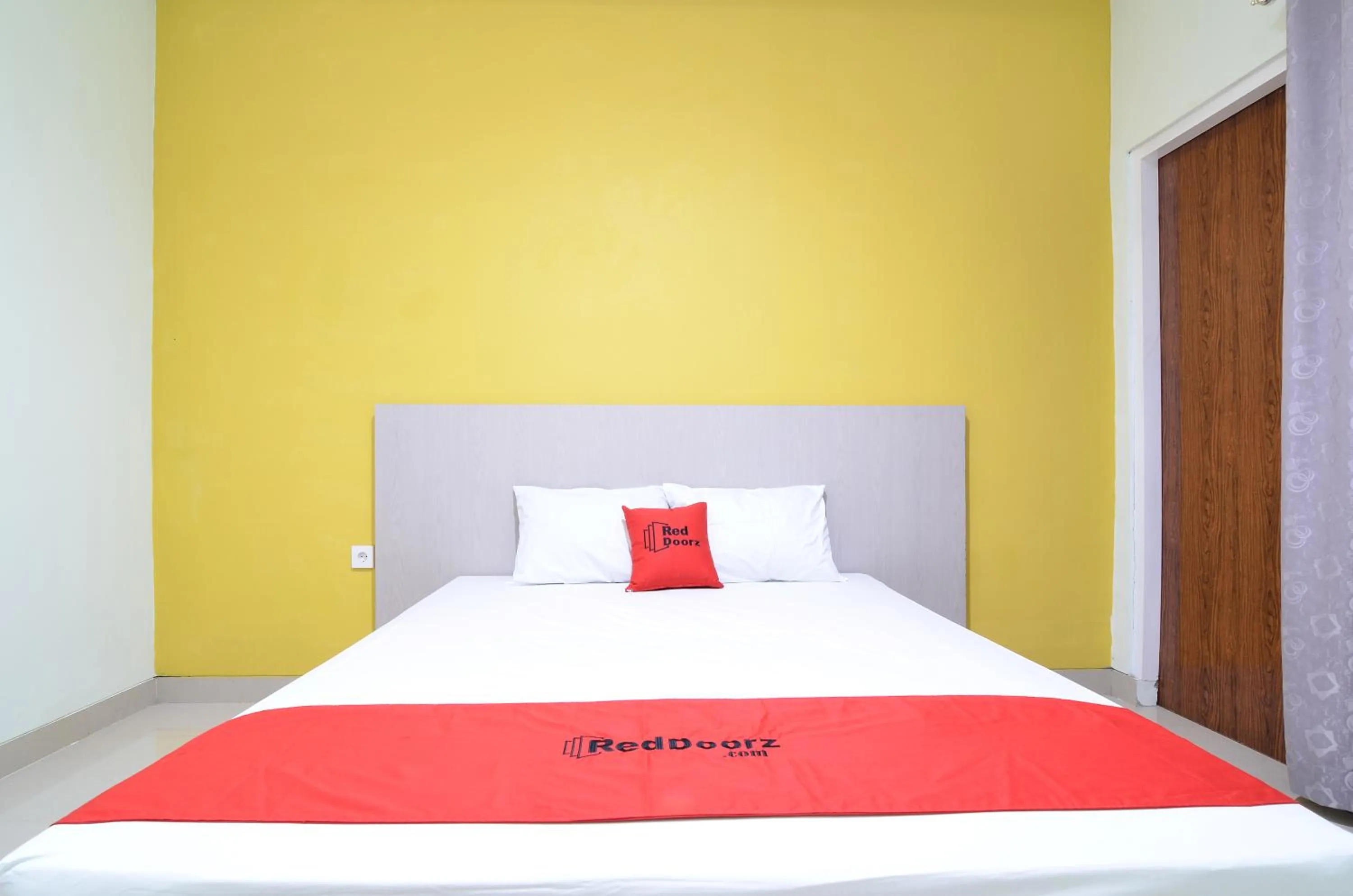 Bedroom, Bed in RedDoorz near Museum Keraton Surakarta