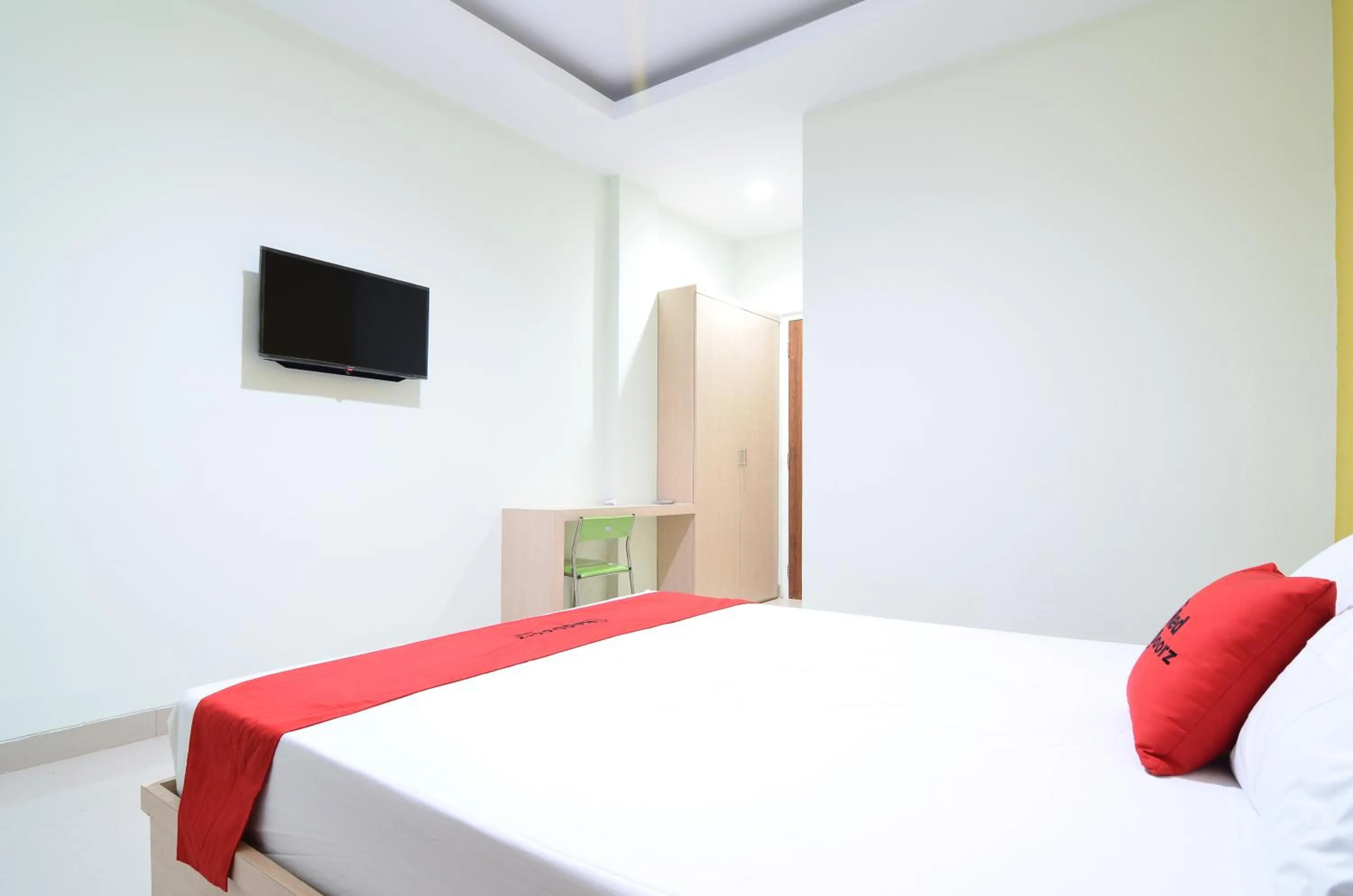 Bedroom, Bed in RedDoorz near Museum Keraton Surakarta