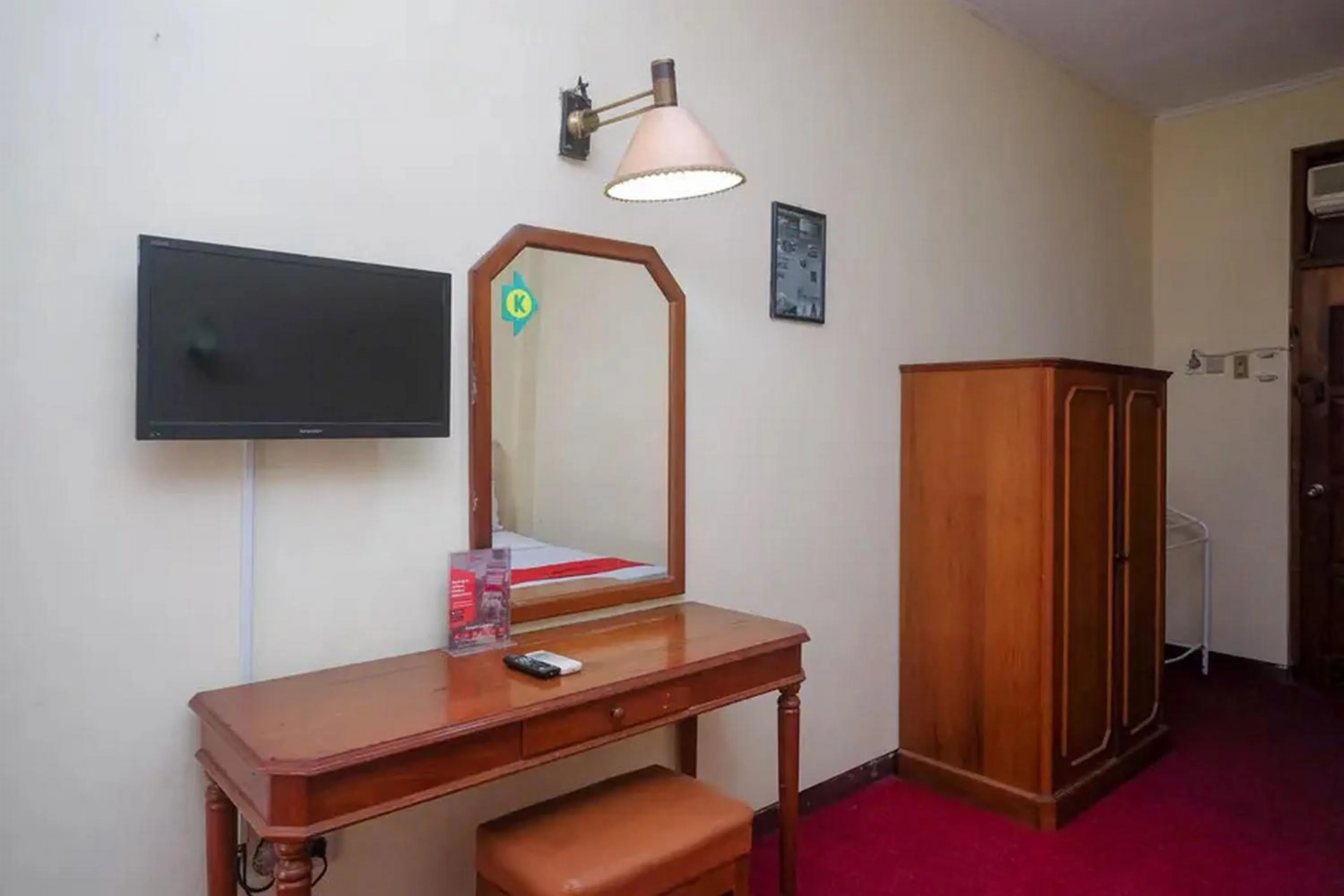 TV and multimedia in RedDoorz Plus @ Laweyan