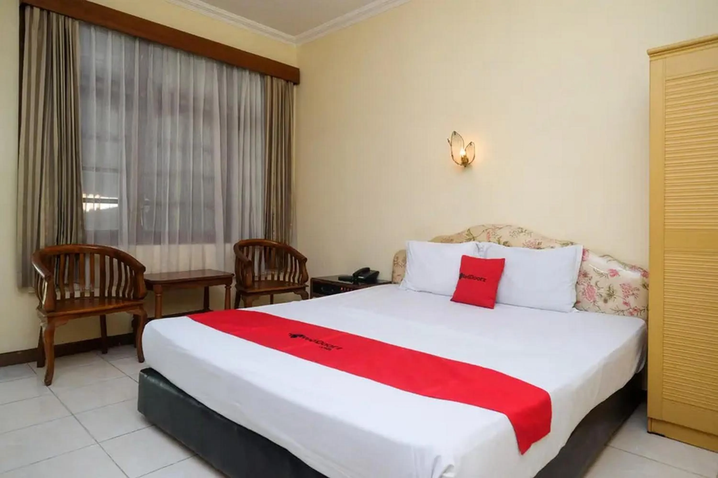 Bed in RedDoorz Plus @ Laweyan