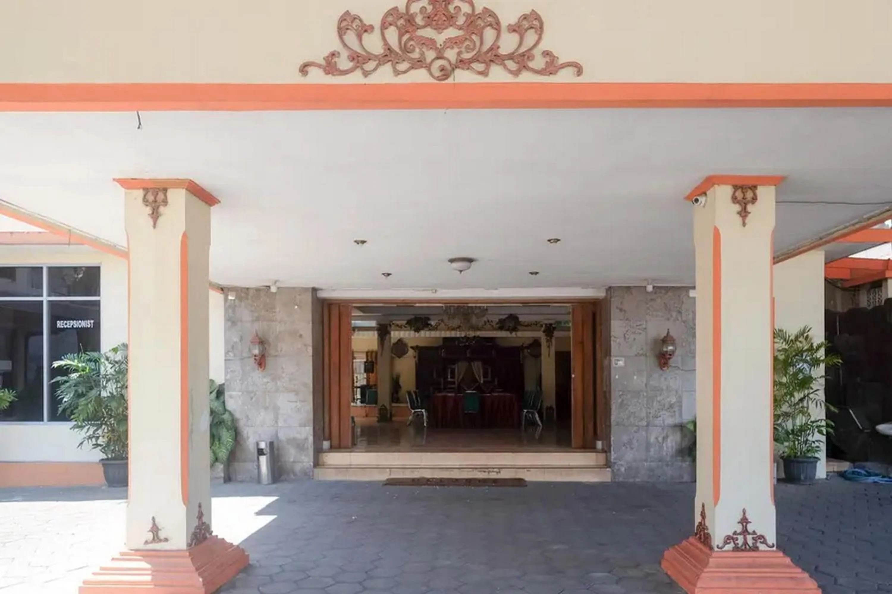 Property building in RedDoorz Plus @ Laweyan