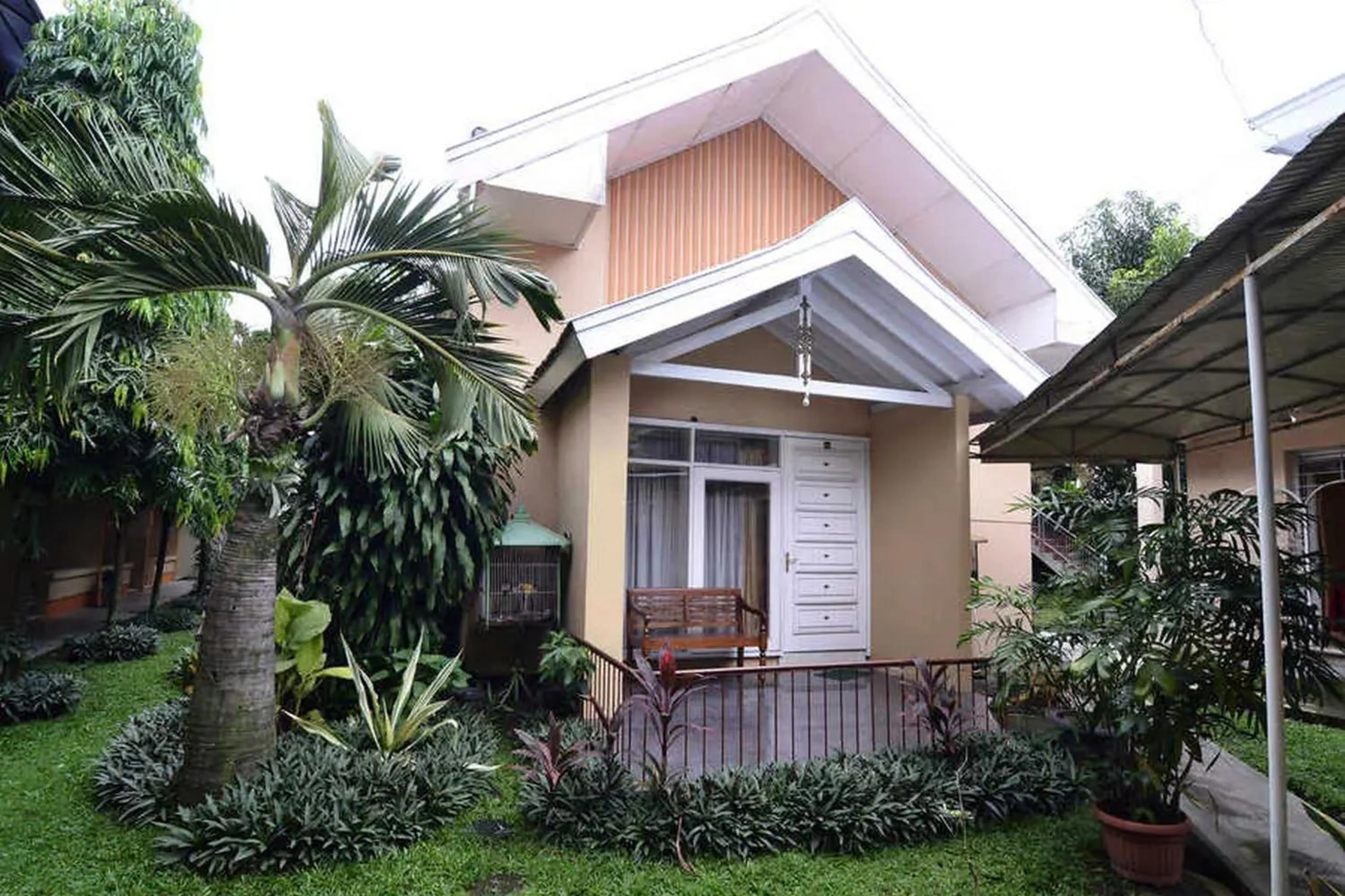 Property building in RedDoorz Plus @ Laweyan