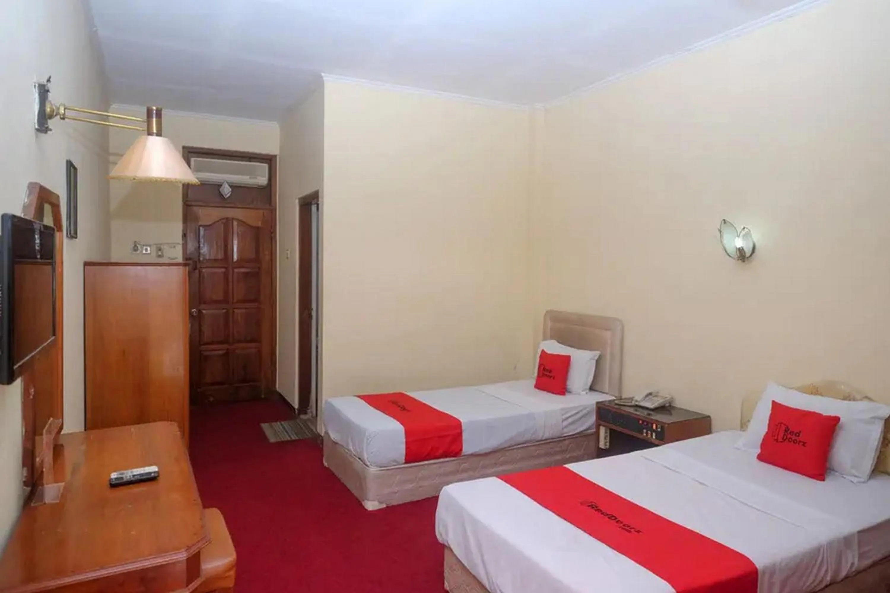 Bed in RedDoorz Plus @ Laweyan