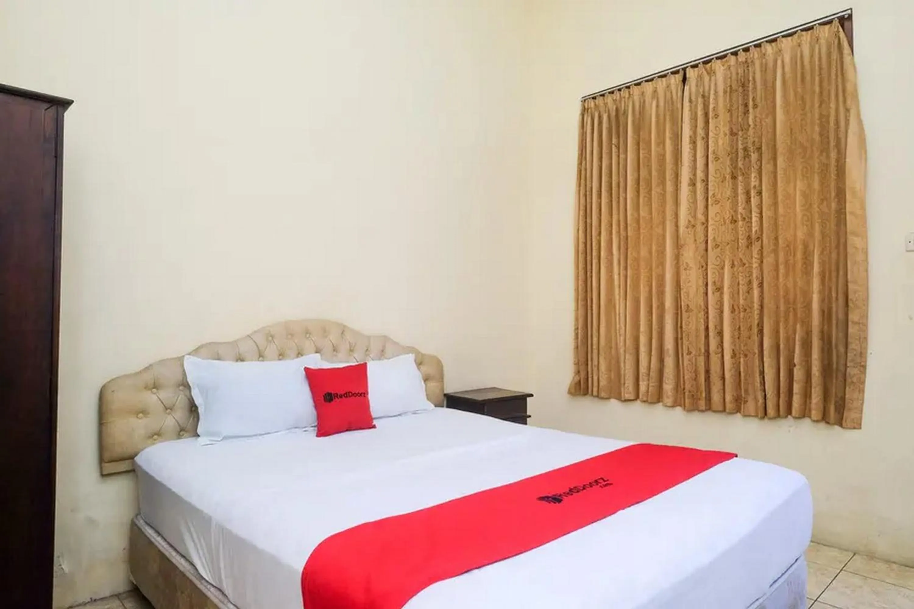 Bed in RedDoorz Plus @ Laweyan